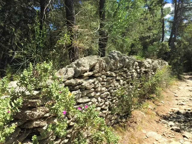 The dry-stone trail