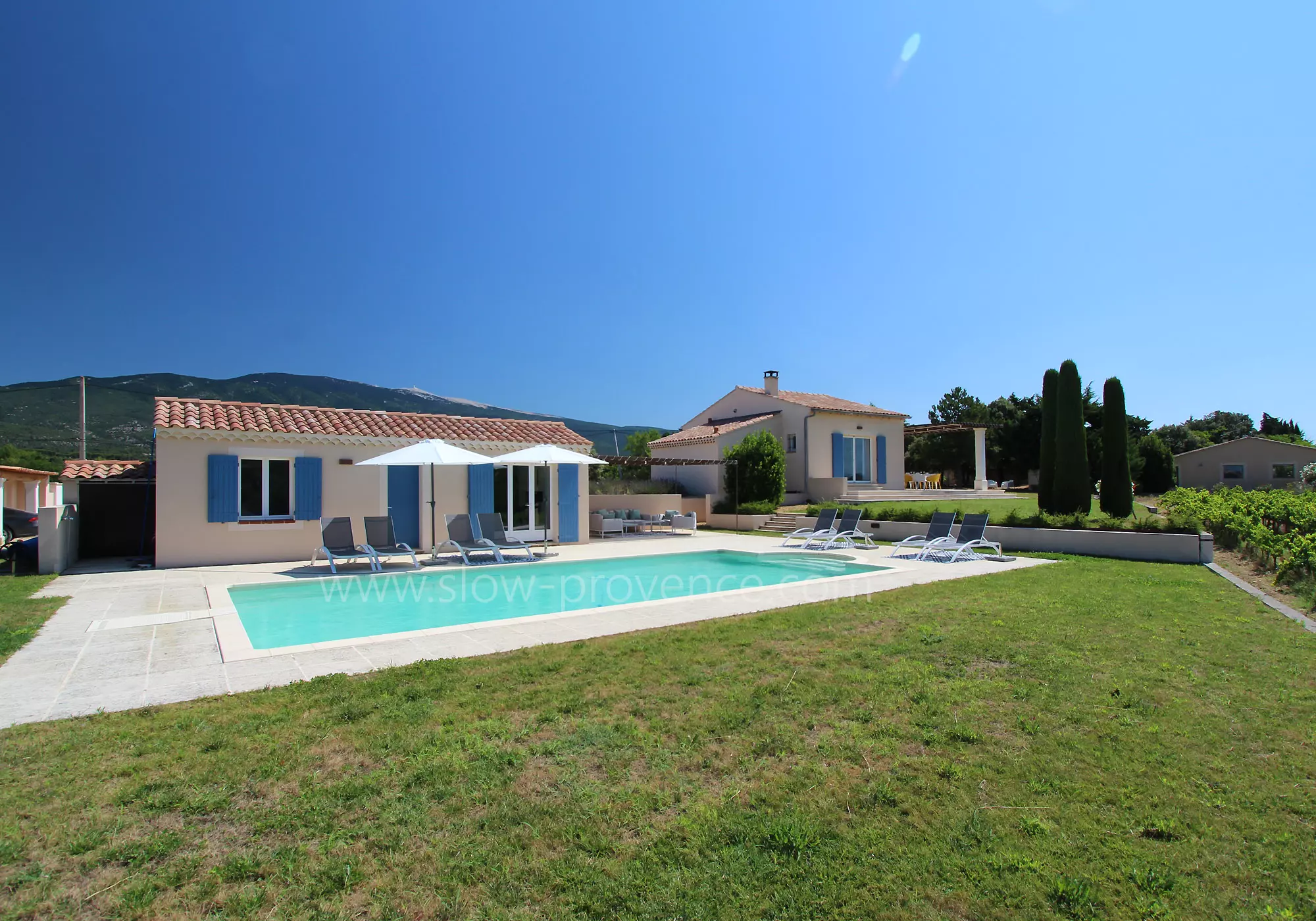 A spacious 5-bedroom villa with Mont Ventoux in the background