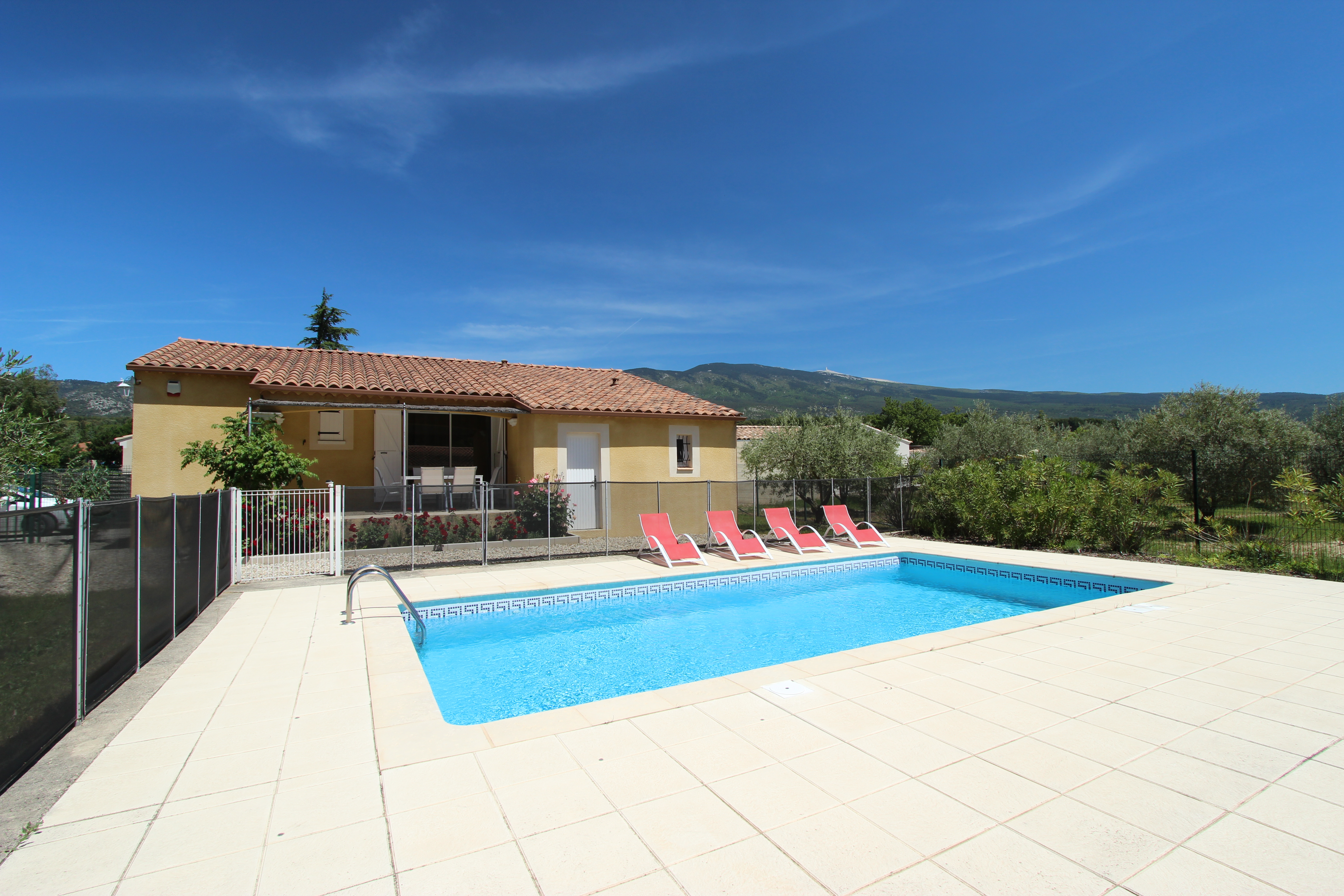 Piscine privée au sel clôturée