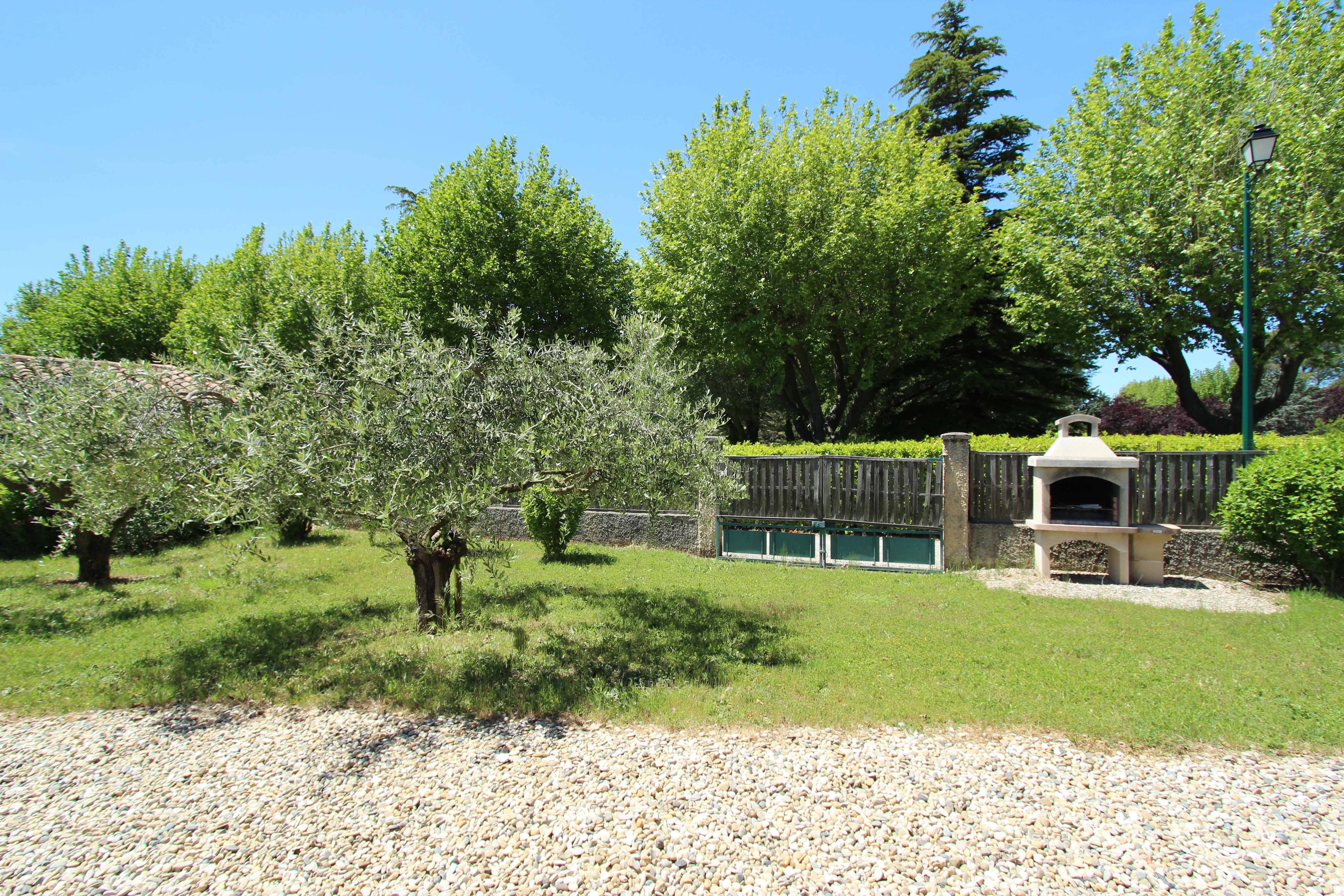 Terrain clos avec barbecue à charbon