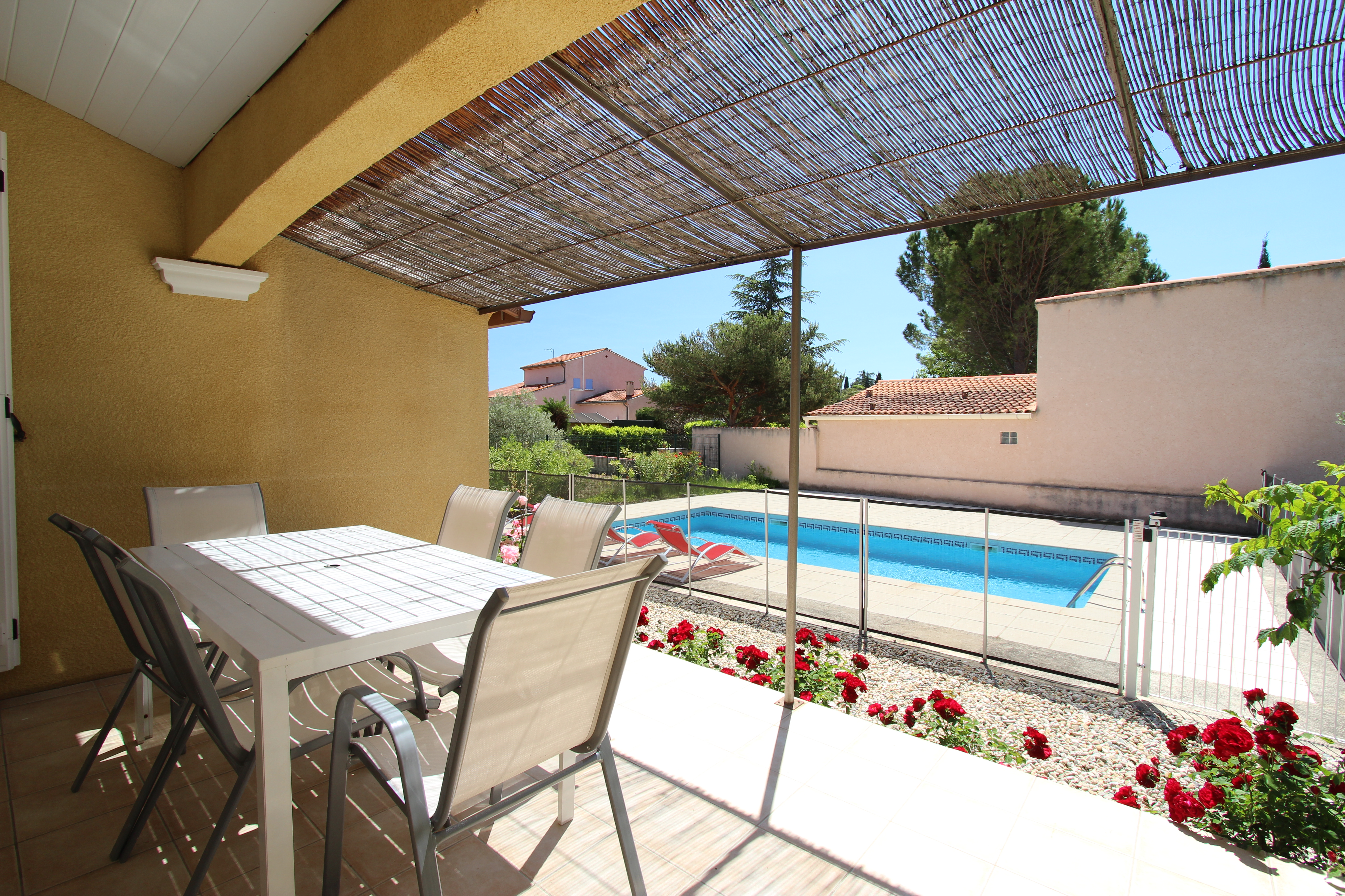 Jolie terrasse ombragée devant la maison