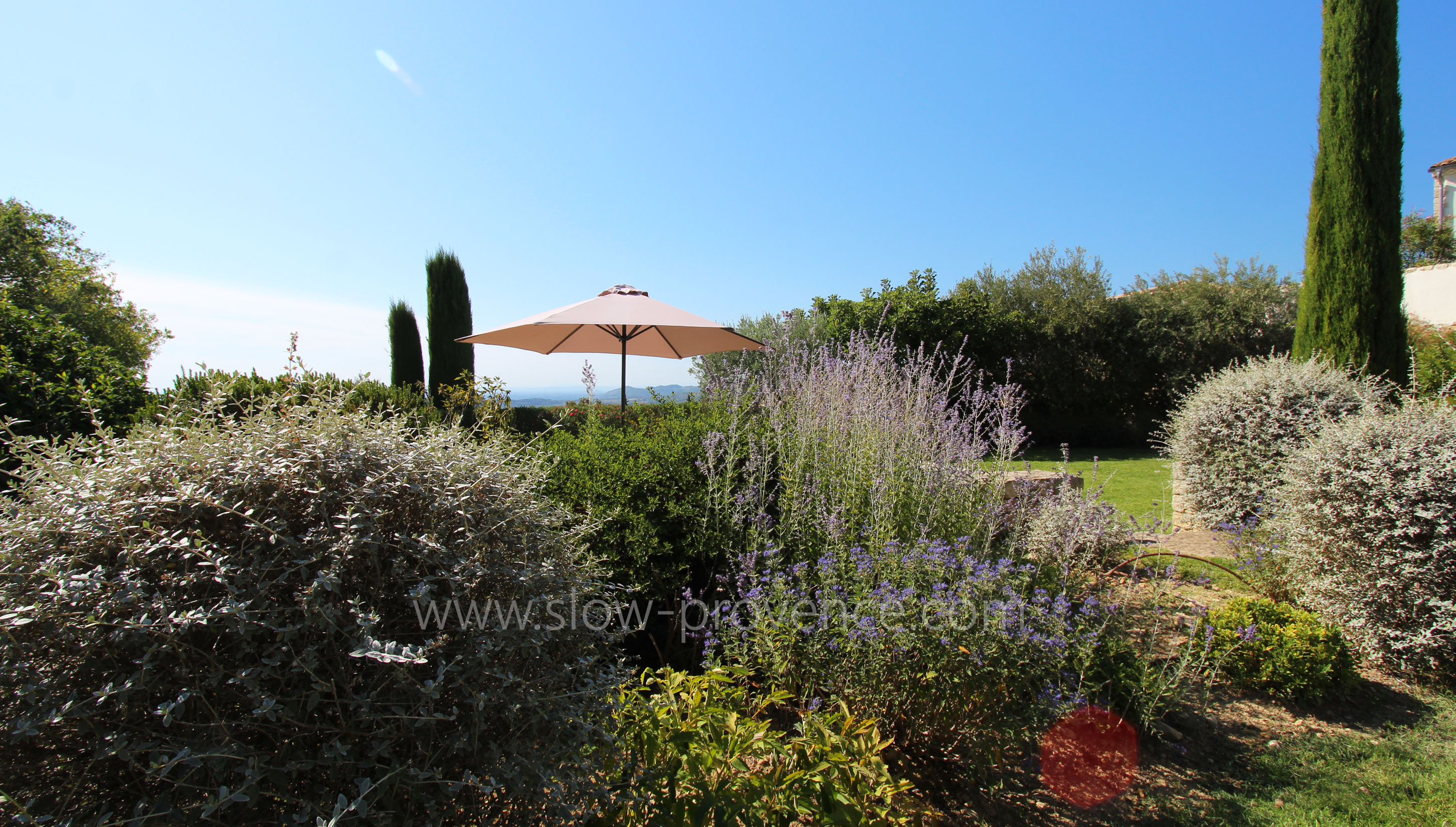 Un jardin fleuri plein de charme