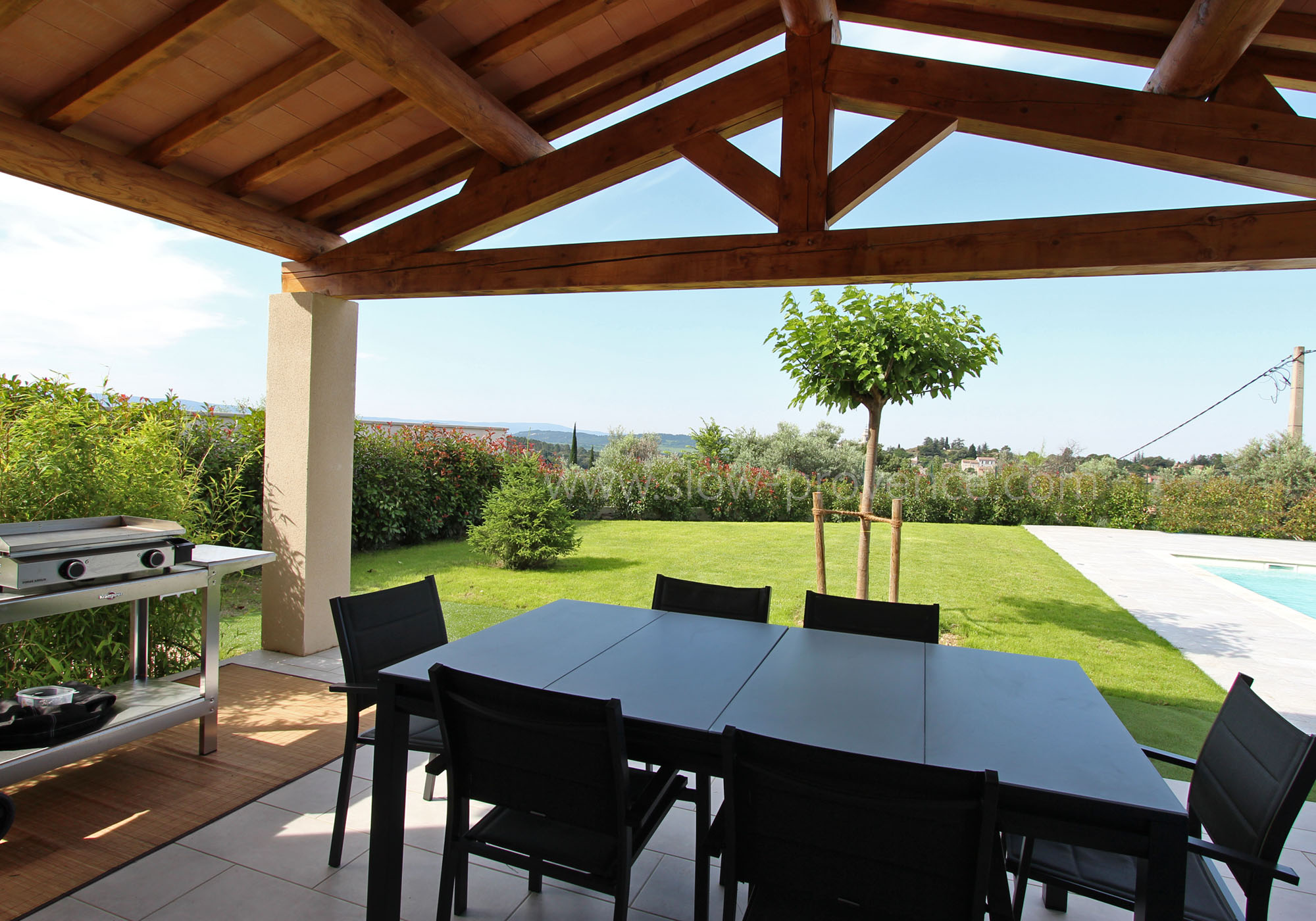 Terrasse couverte avec barbecue