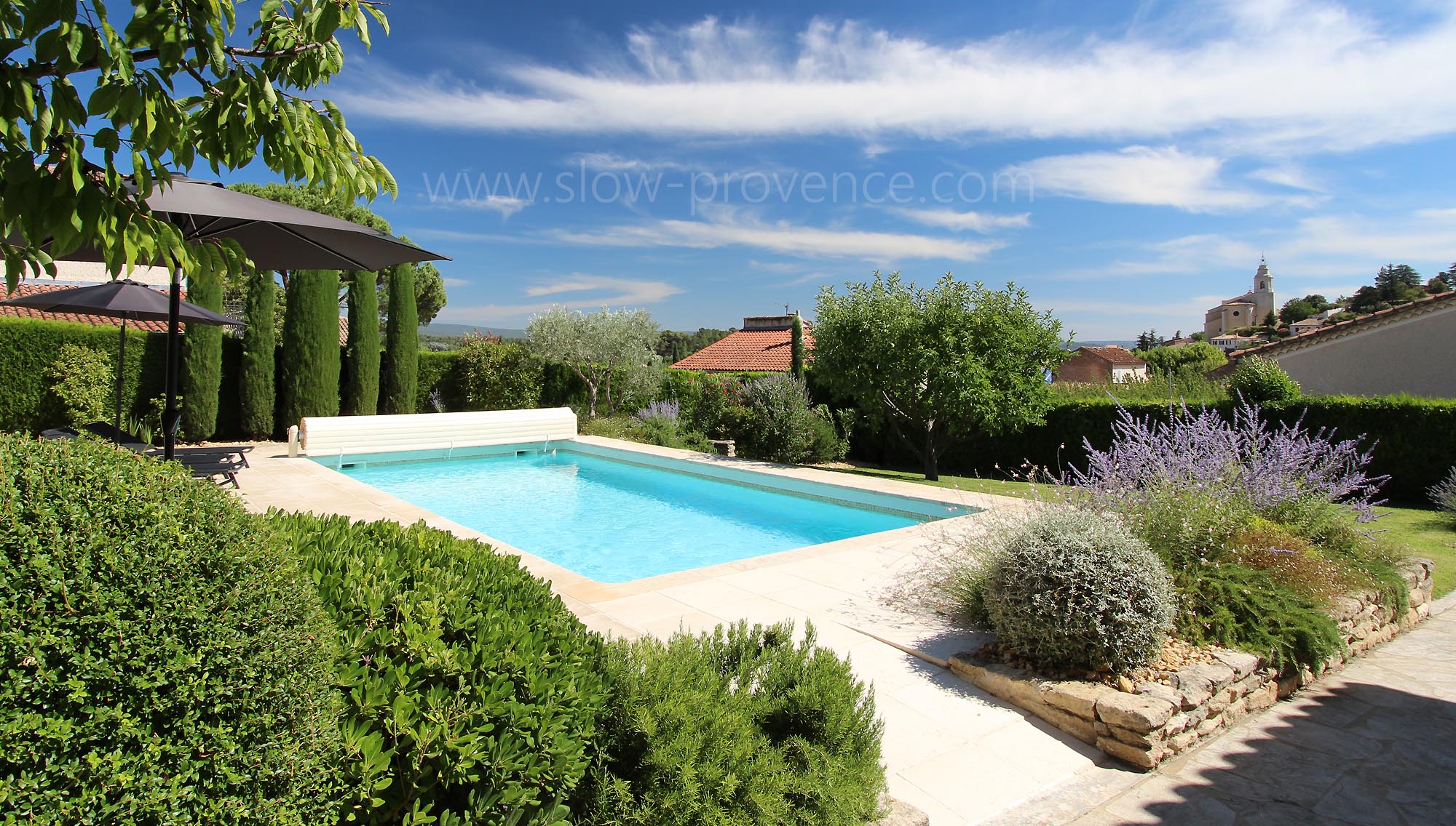 Beau jardin et vue sur le village