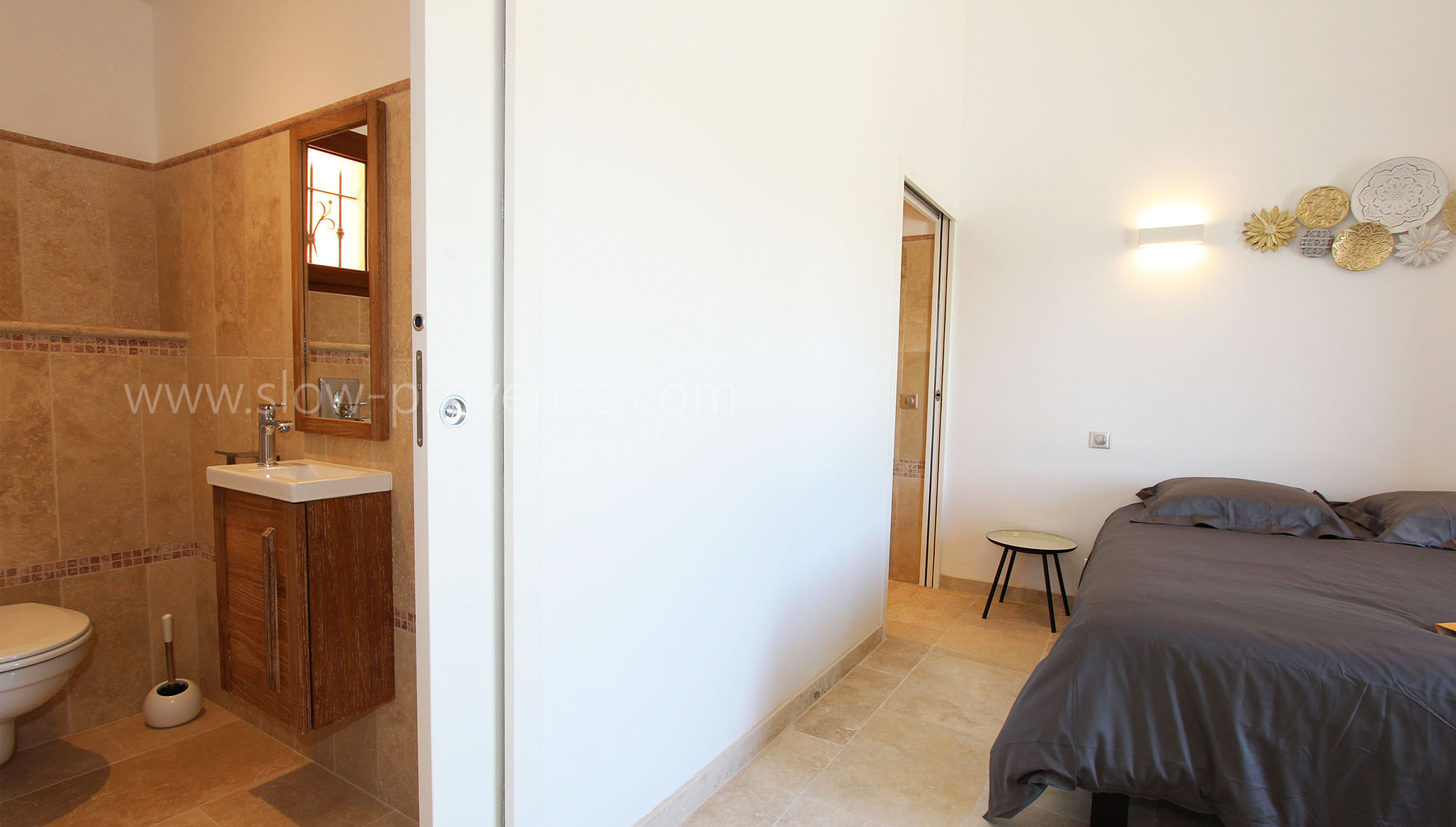 avec salle de bain en suite