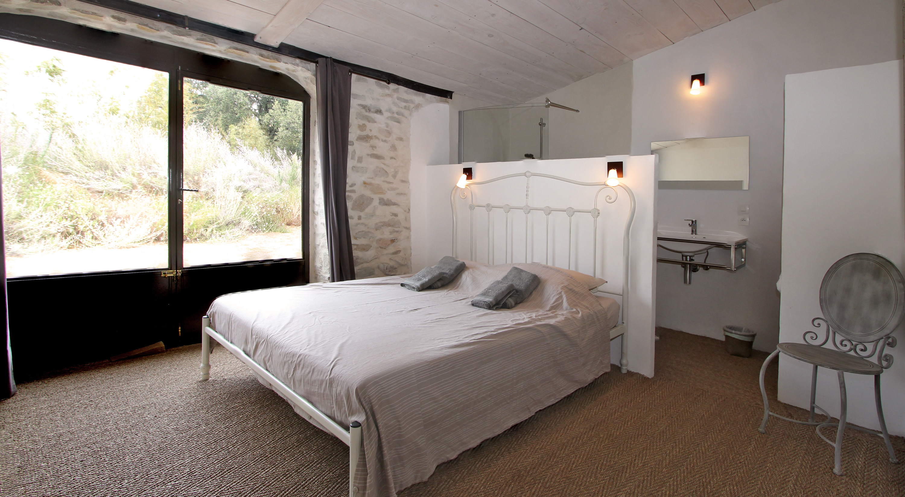Chambre 2 with ensuite bathroom
