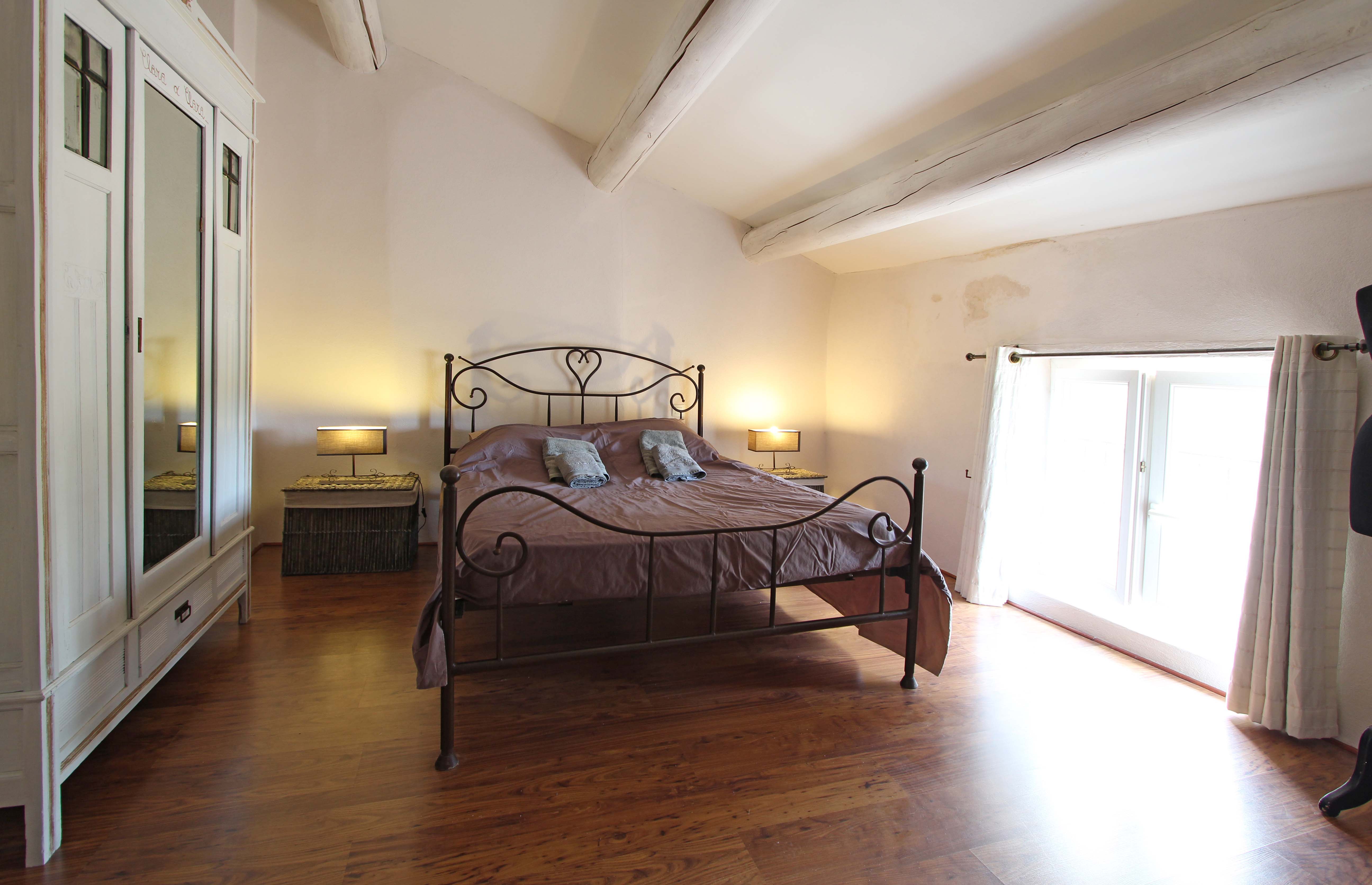 Bedroom 5 with large bed 160