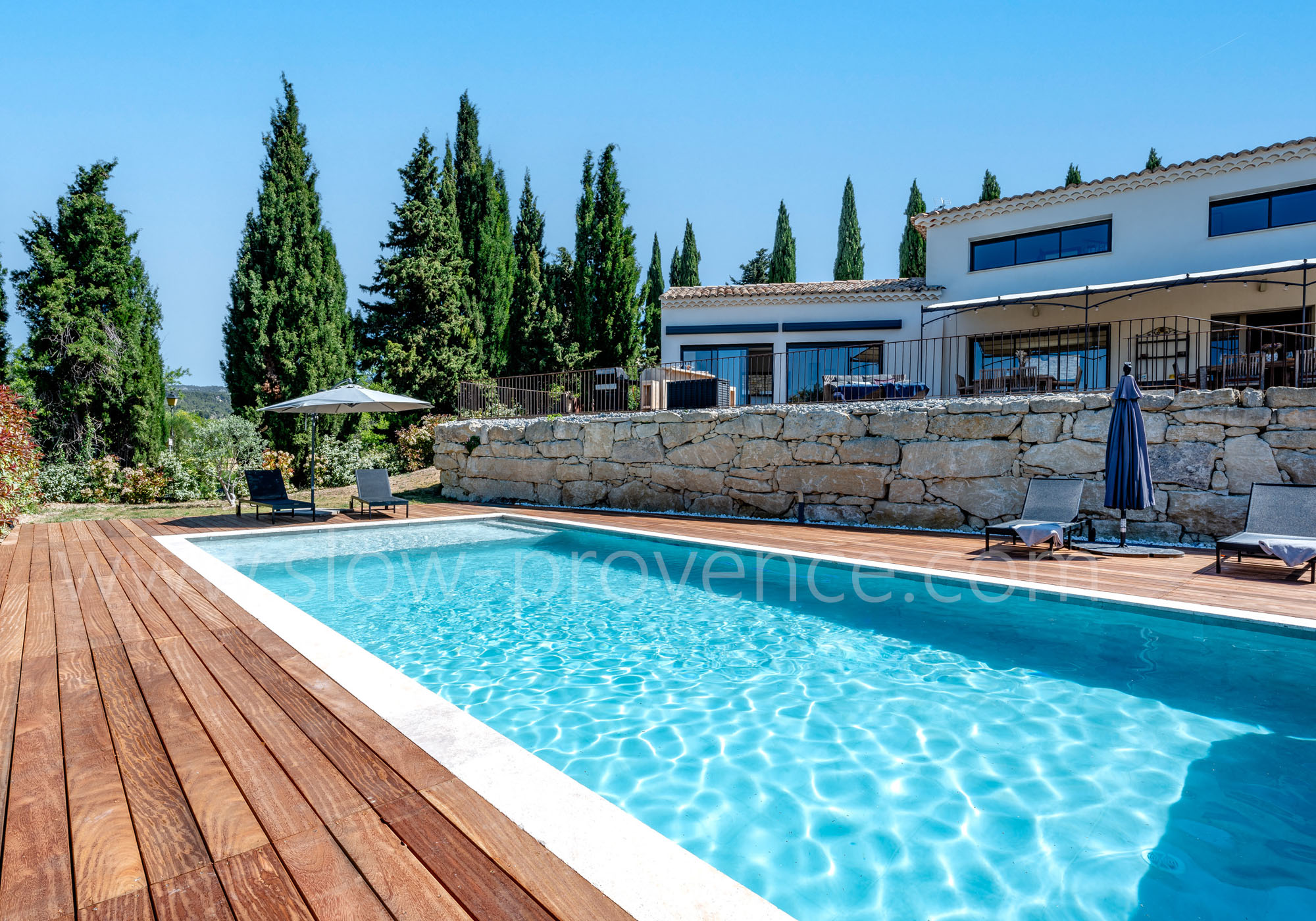 Piscine privée chauffée sécurisée par un volet