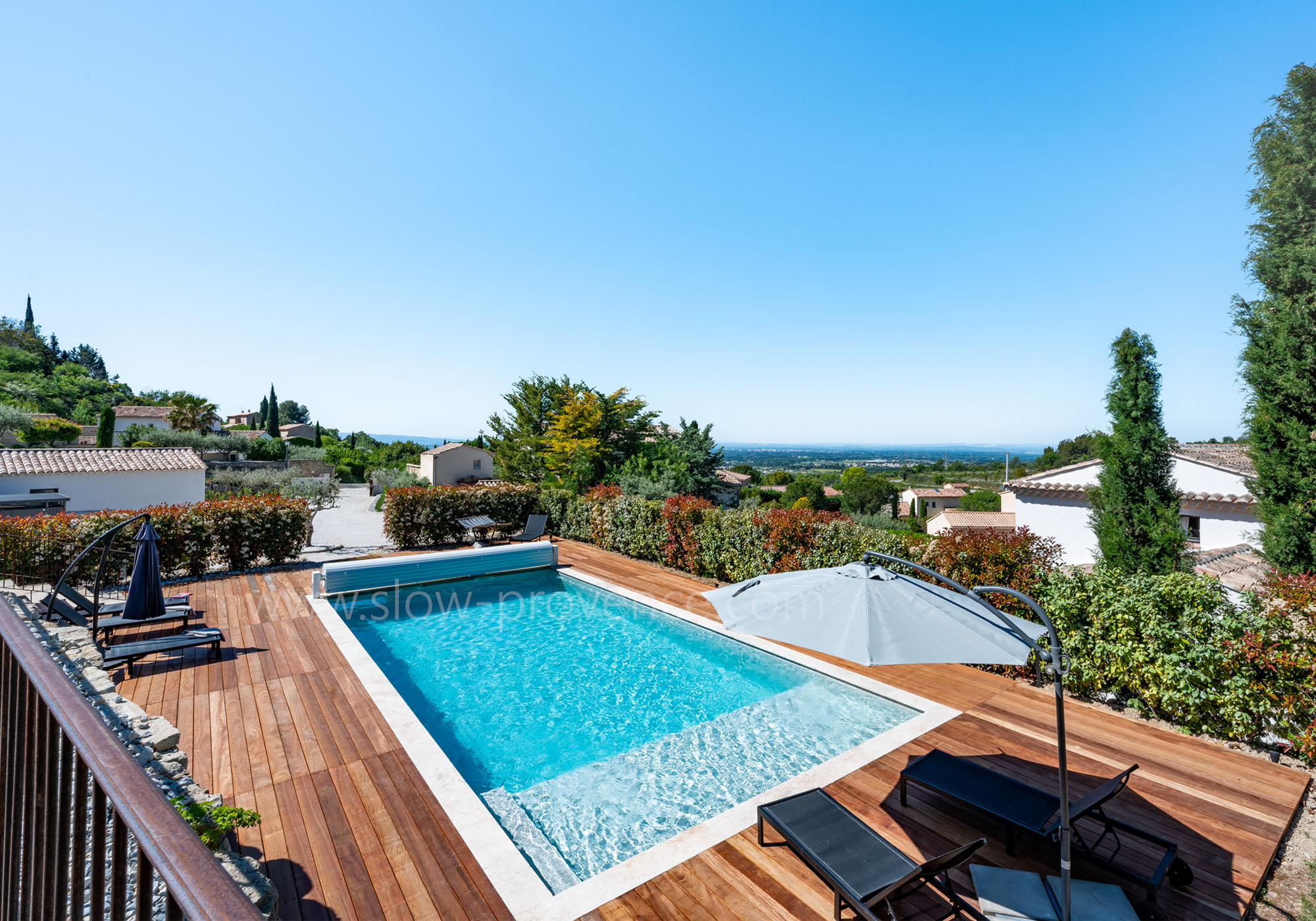 Piscine vue depuis la terrasse