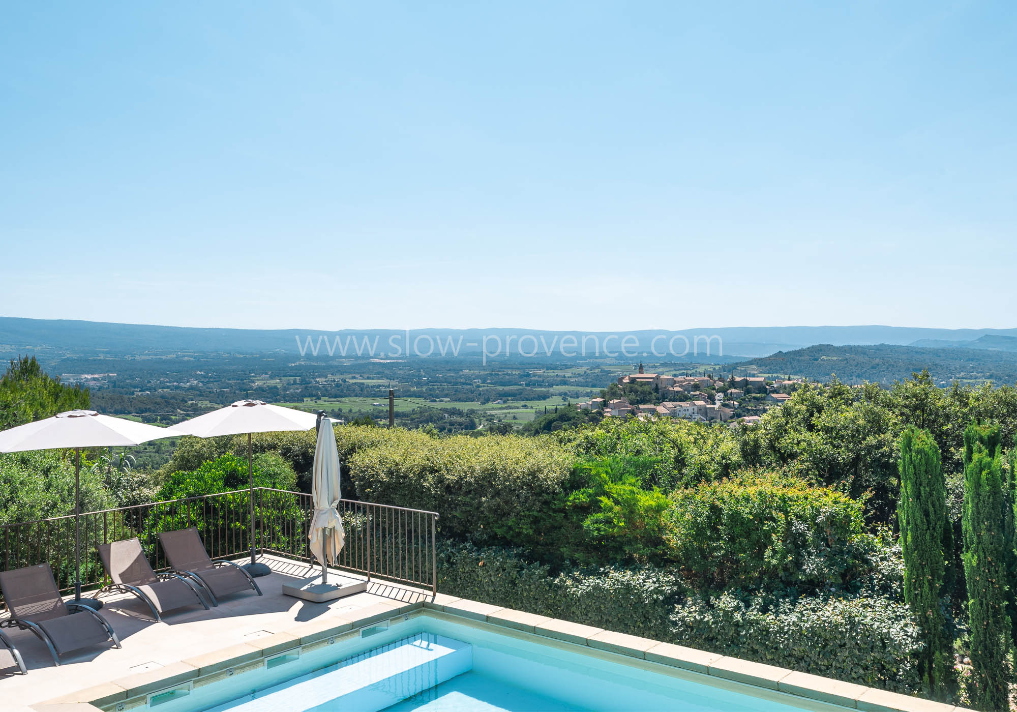 Vue panoramique unique sur Crillon-le-Brave