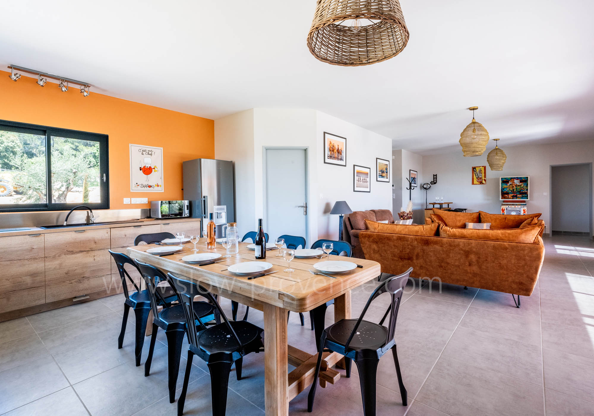 Espace cuisine et salle à manger ouvert sur le salon