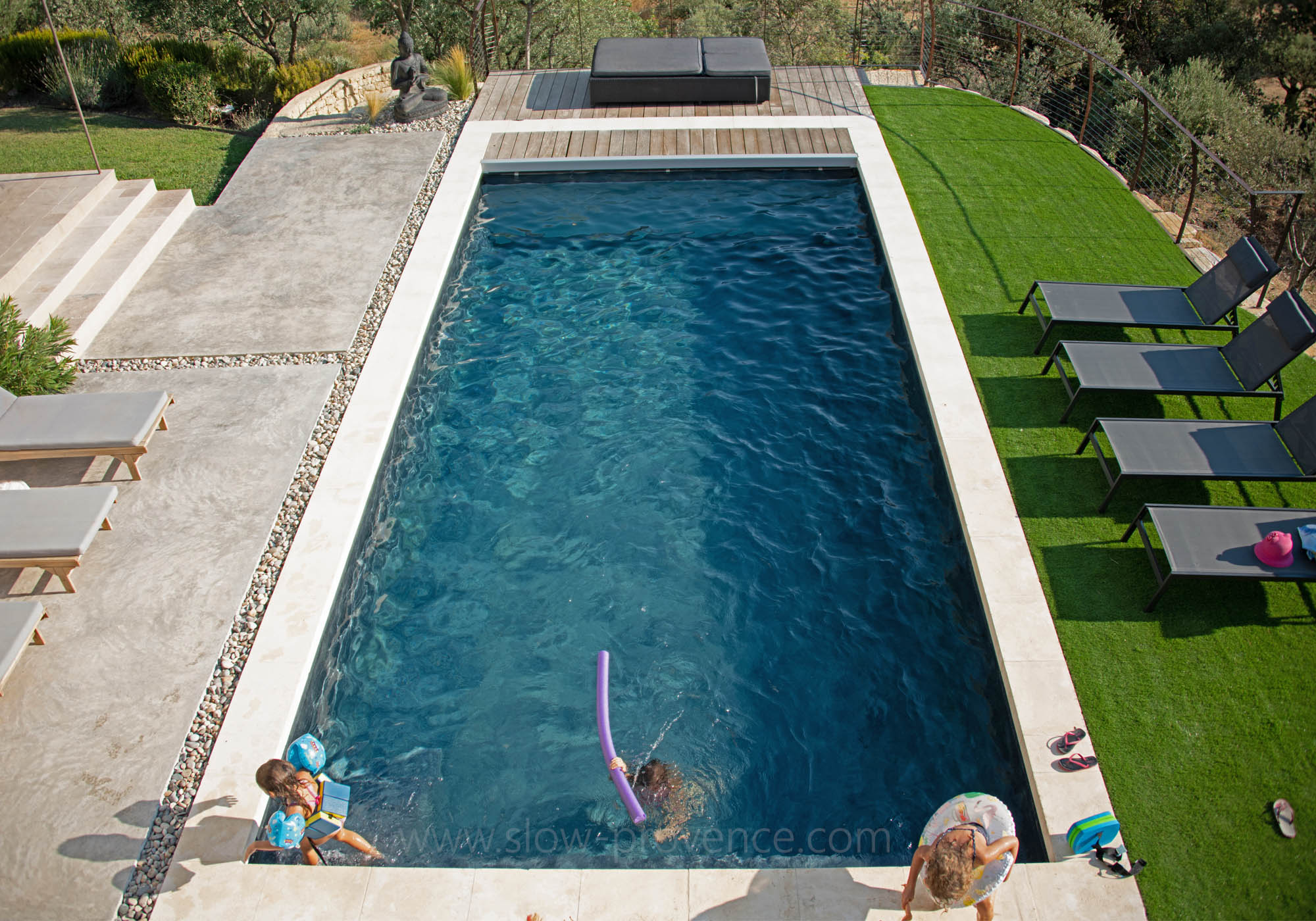Une grande piscine pour le plus grand bonheur des enfants