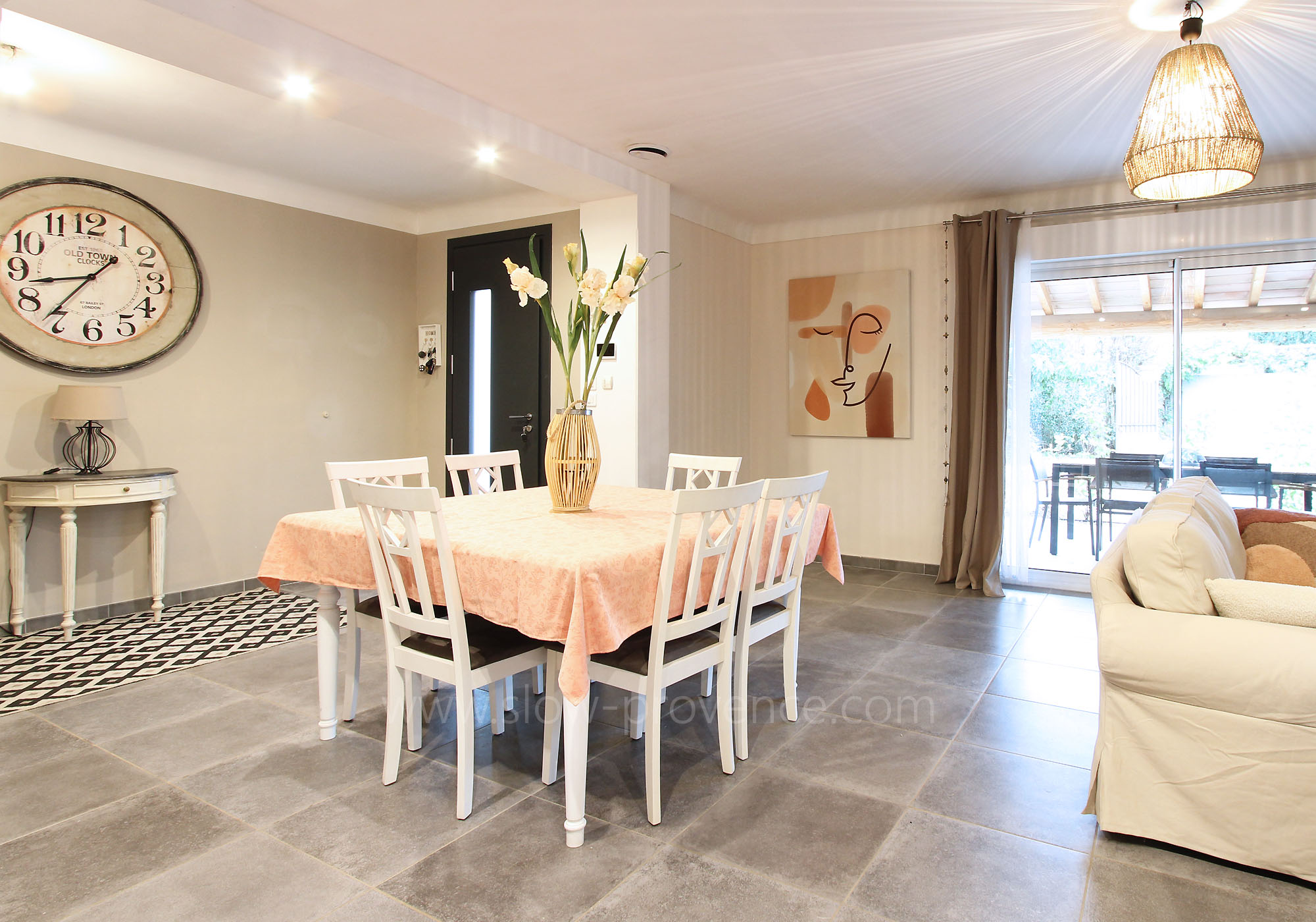 Living room opening on the terrace