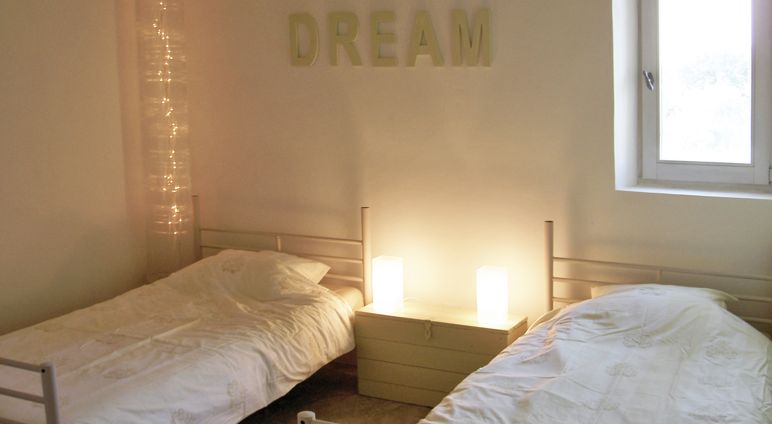 Bedroom with 2 single beds