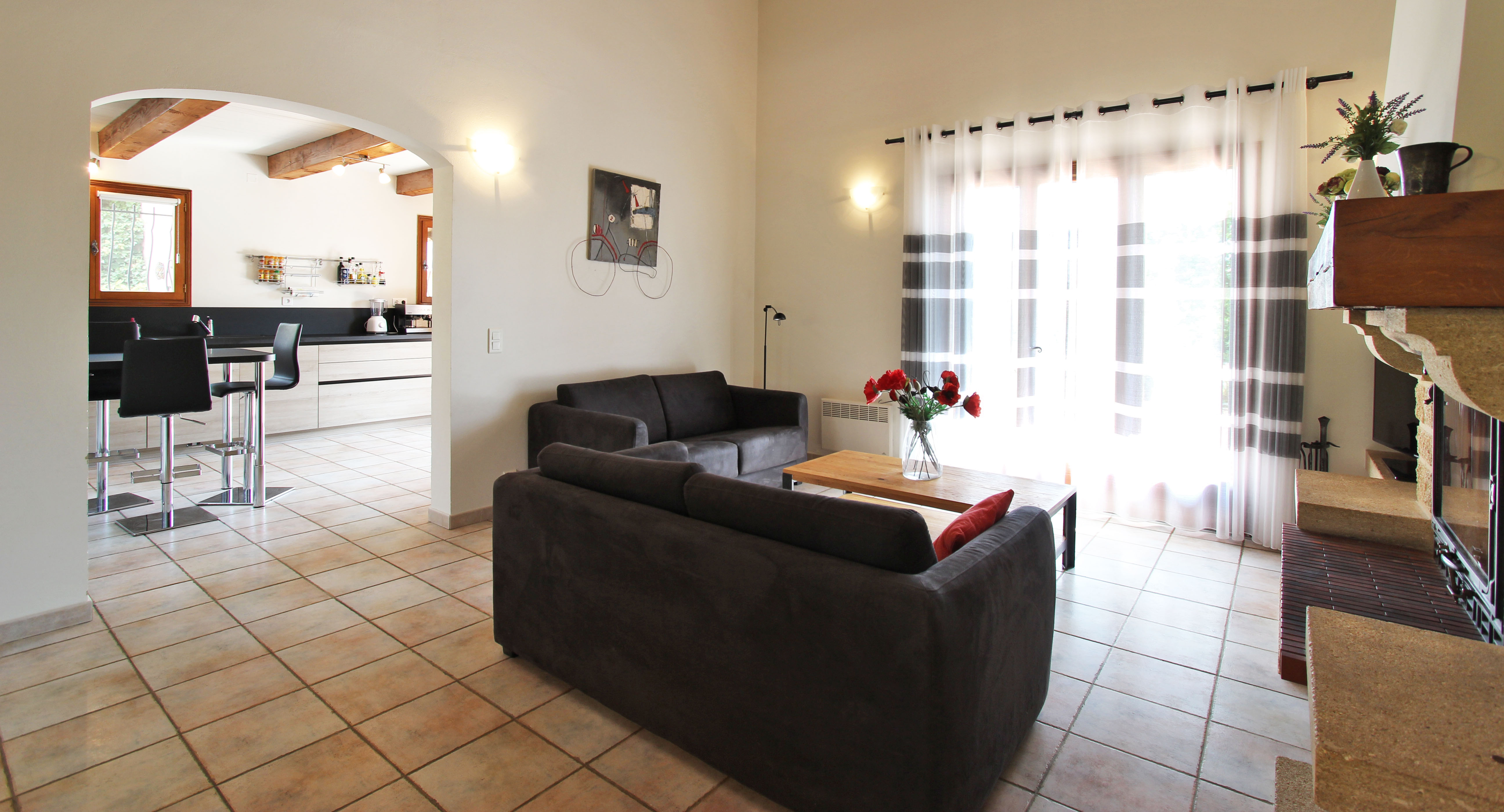 Salon ouvert sur la cuisine