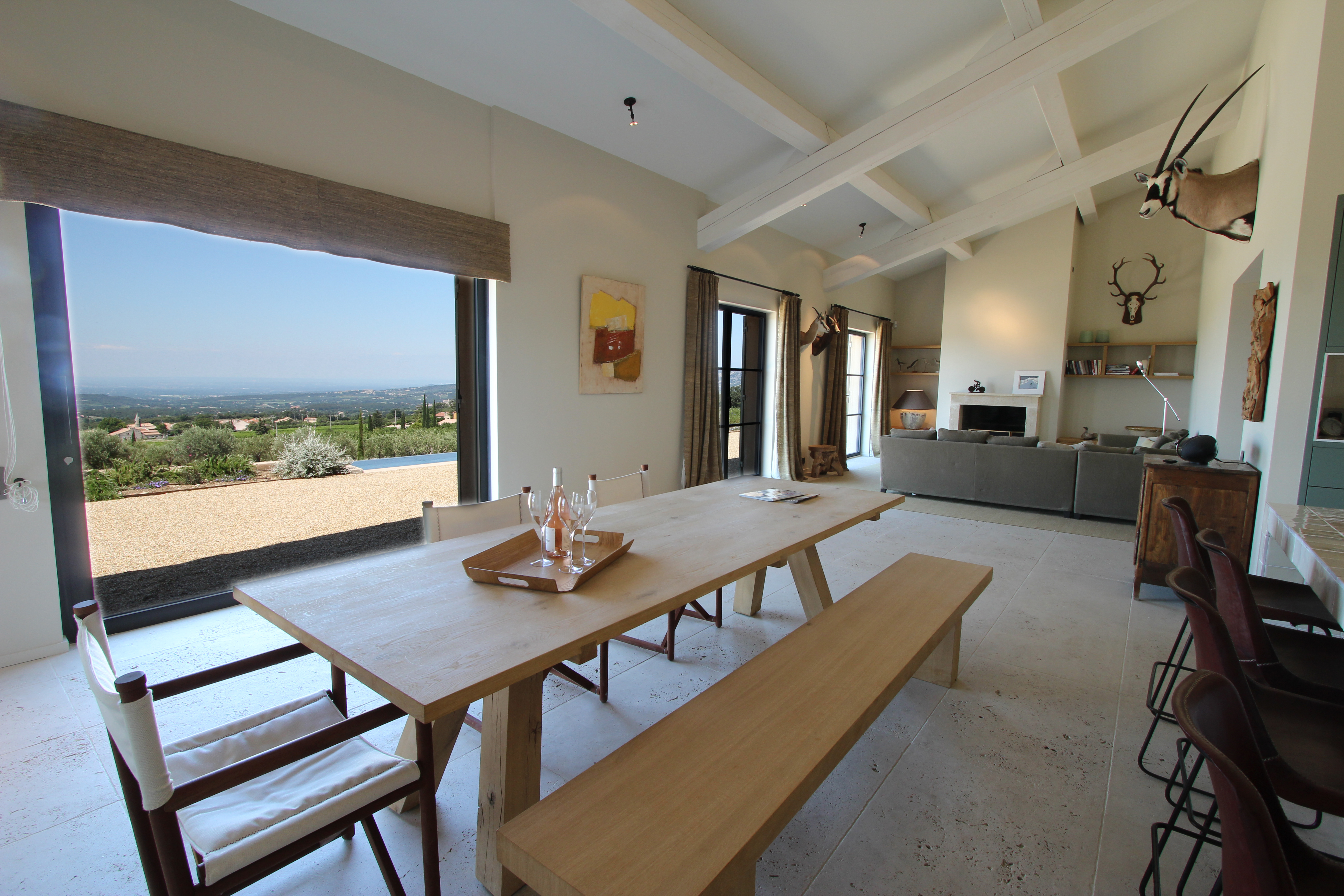 Espace repas avec magnifique vue