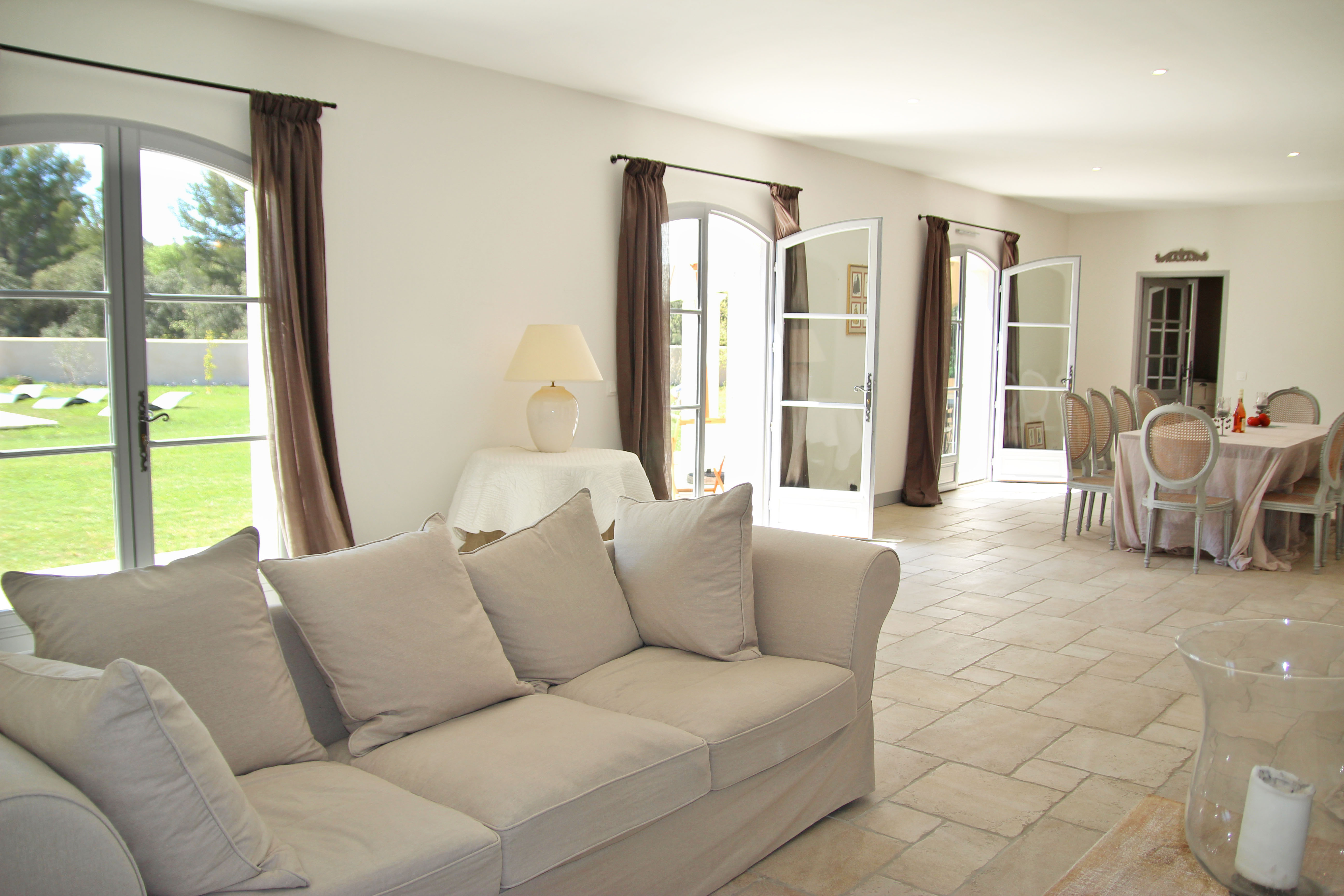 Living room opening on the garden