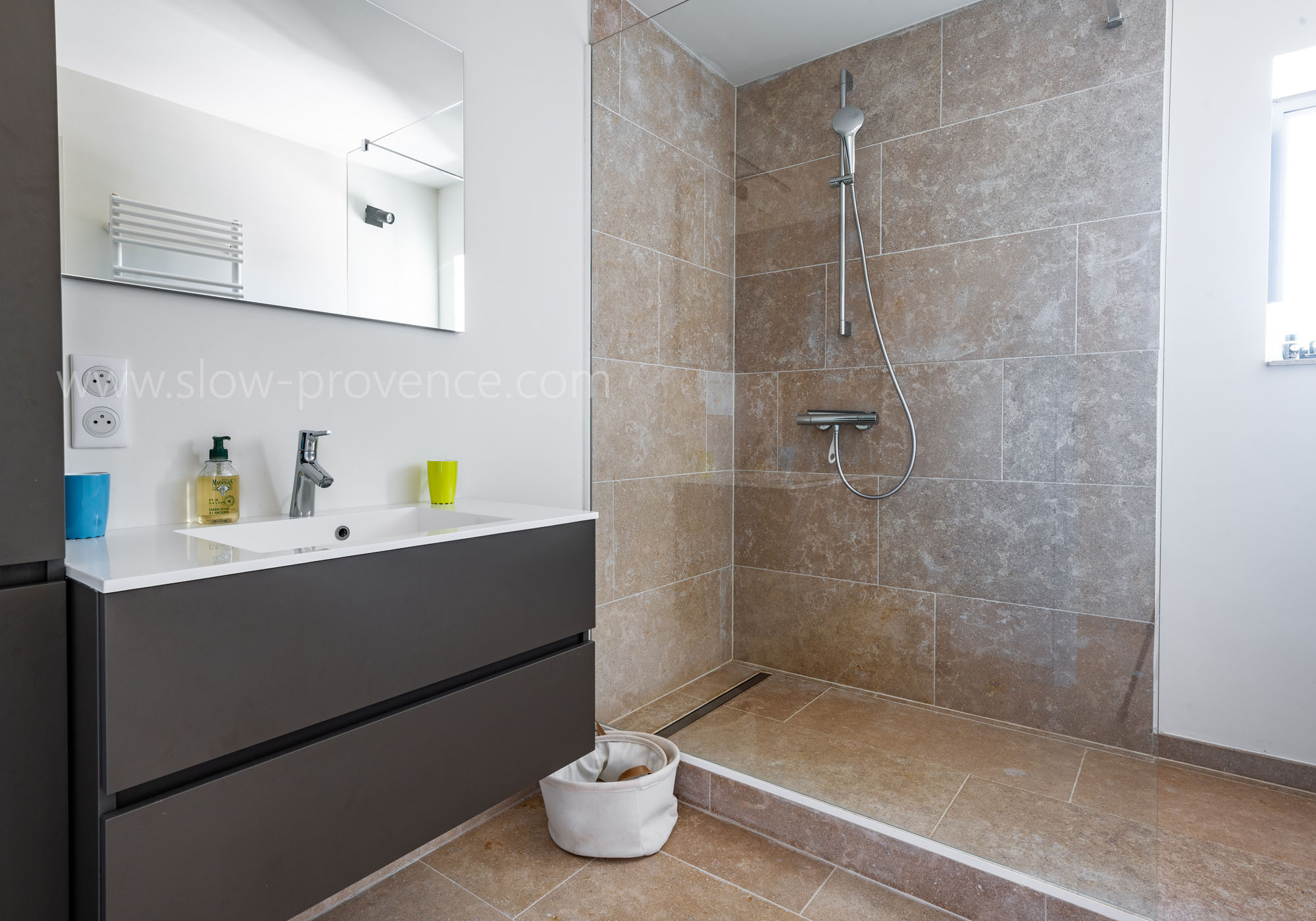 Salle de douche partagée