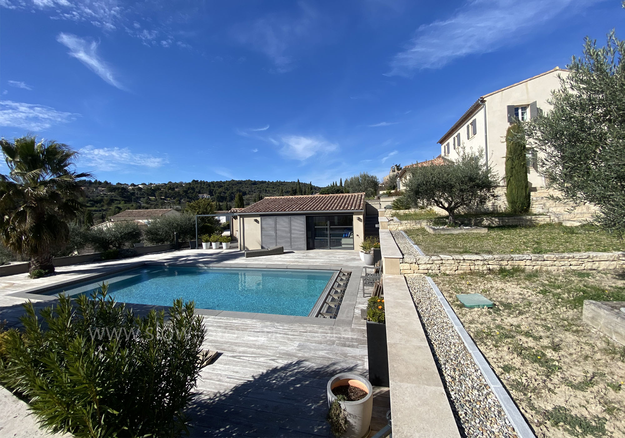 La maison, le studio et la piscine