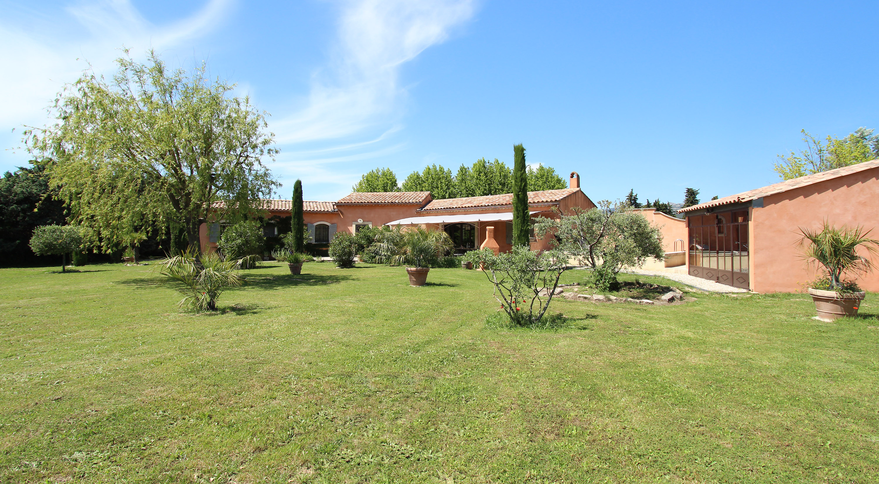 Large garden, pool and summer kitchen