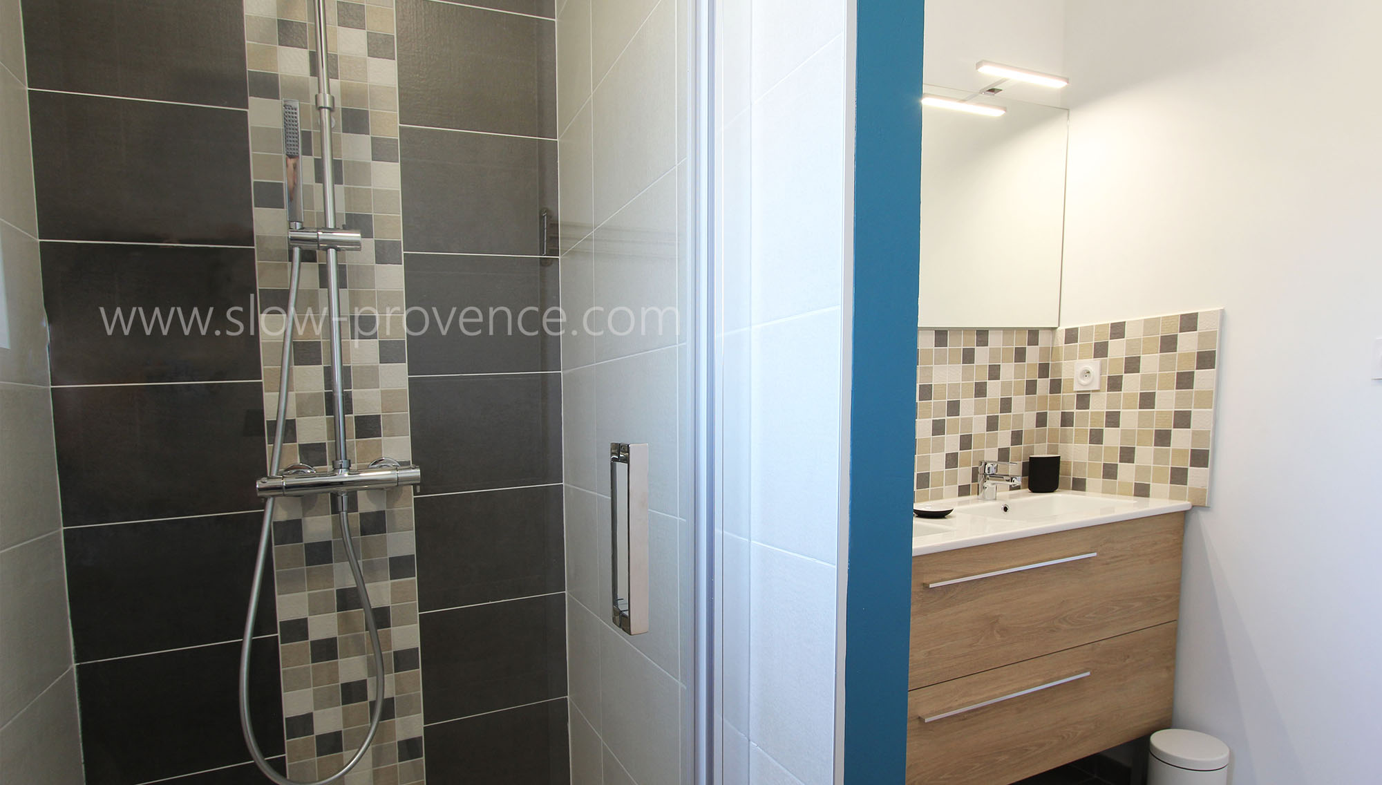 Salle de bain avec douche