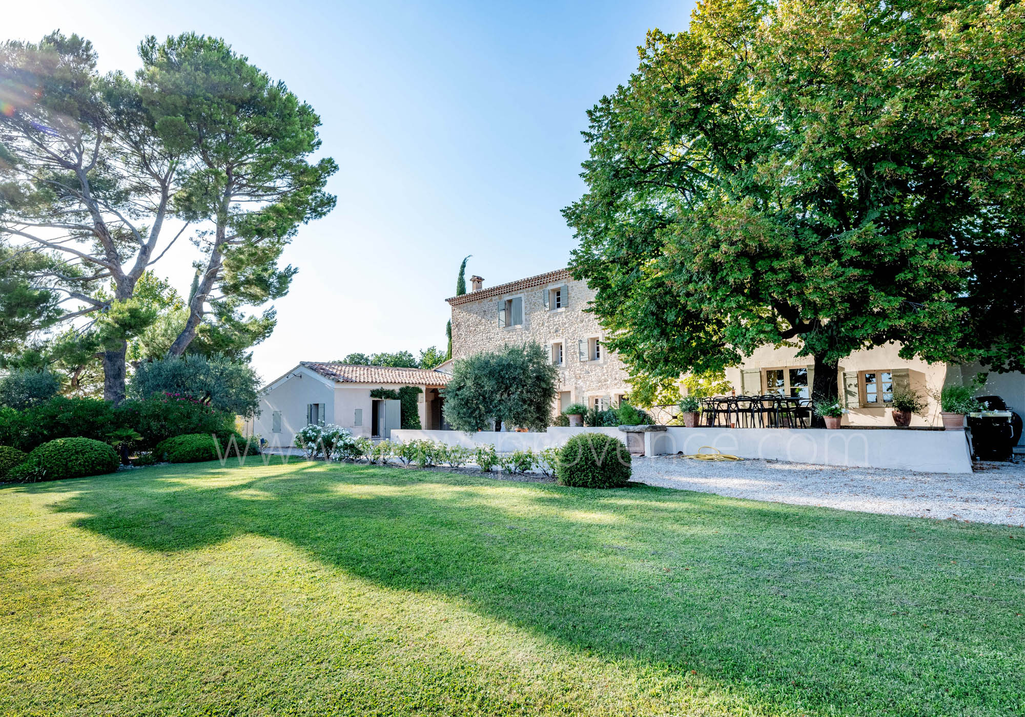 A grand mas provençal en pierres plein de charme