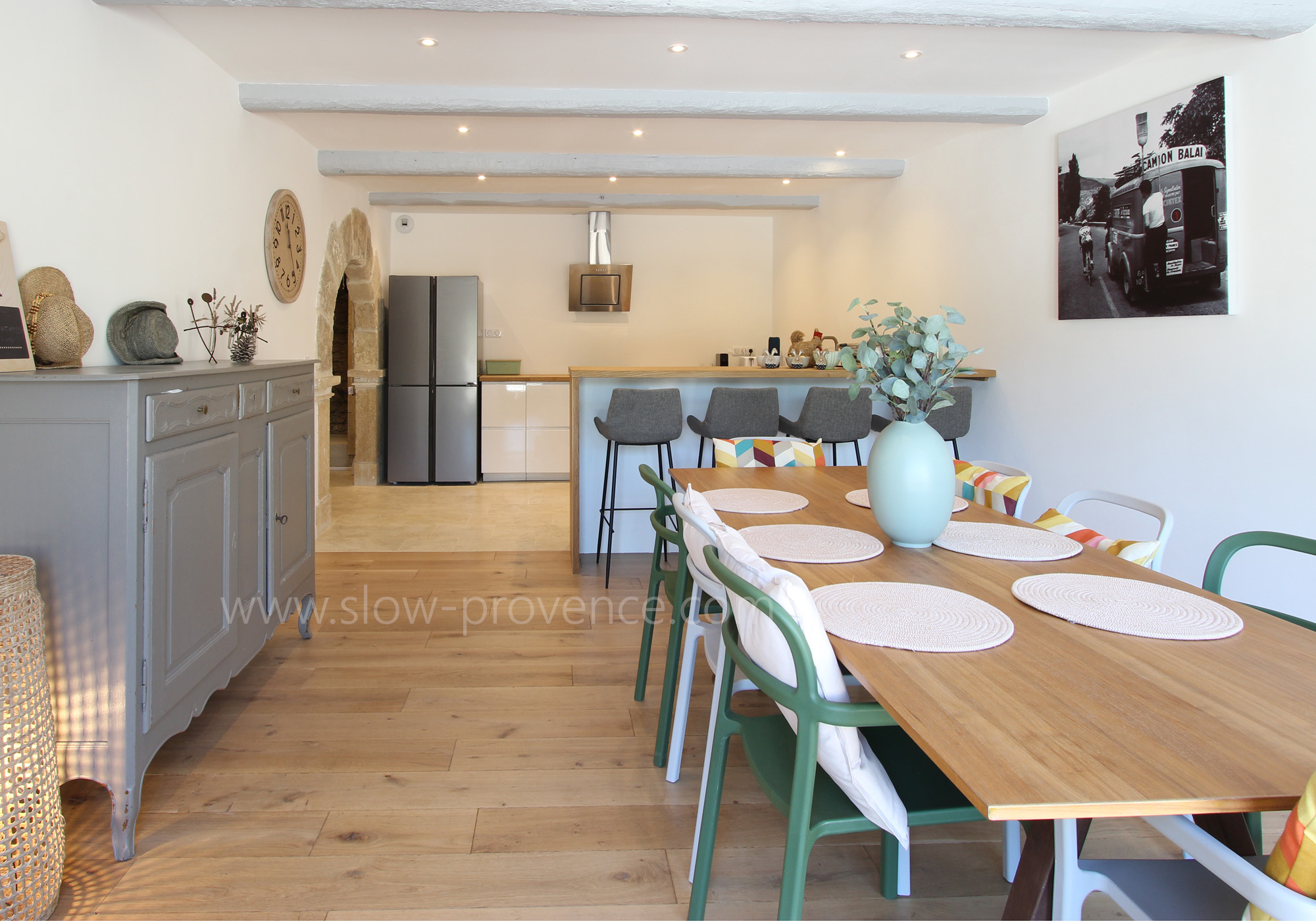 Dining room open on the kitchen