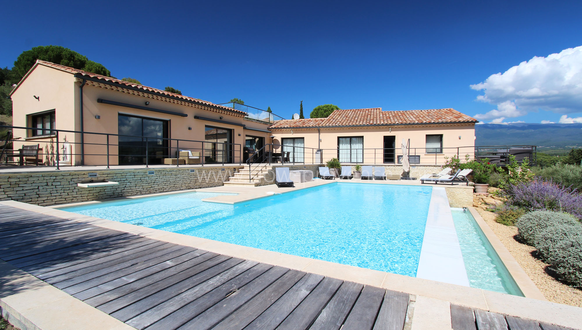 Contemporary villa with private and heated swimming-pool