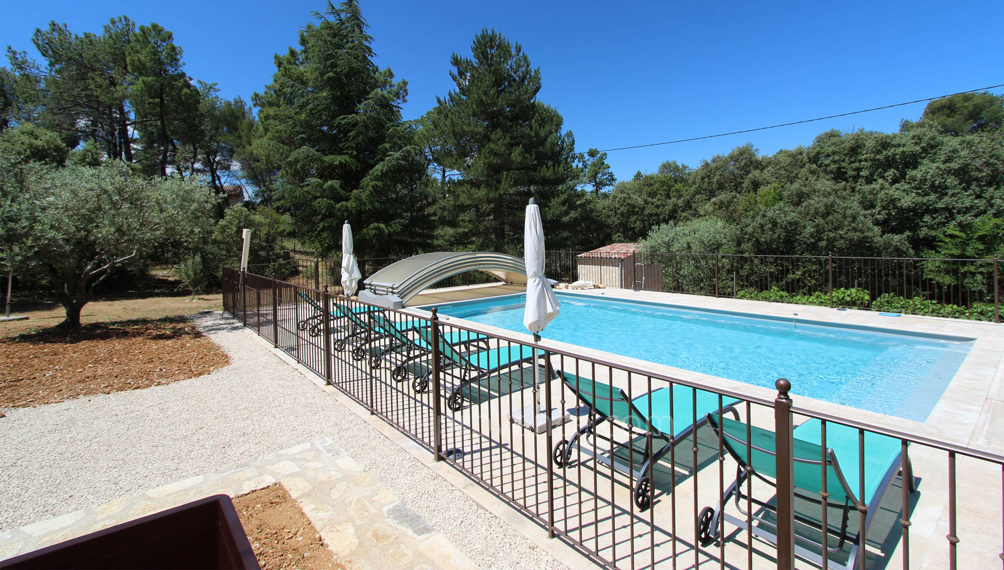 Grande piscine cloturée