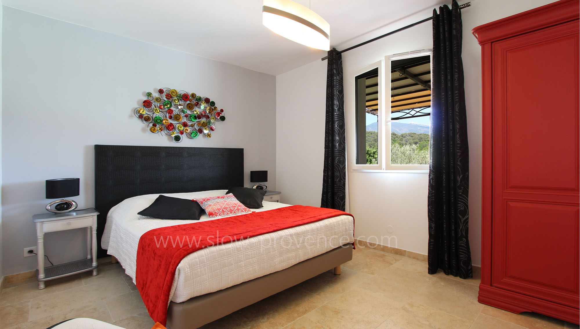 Chambre 1 : grand lit et salle de bain privative