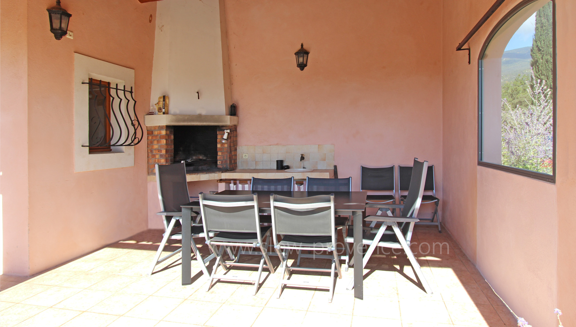 Terrasse couverte pour d'agréables repas en famille ou entre amis