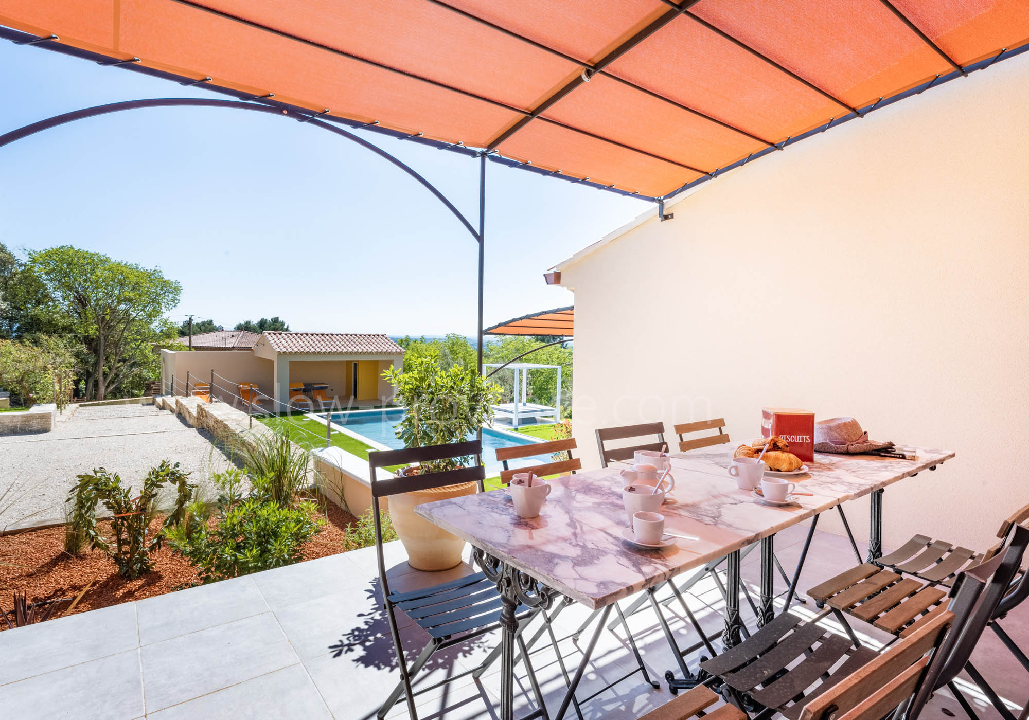 Terrasse couverte pour les repas dehors !