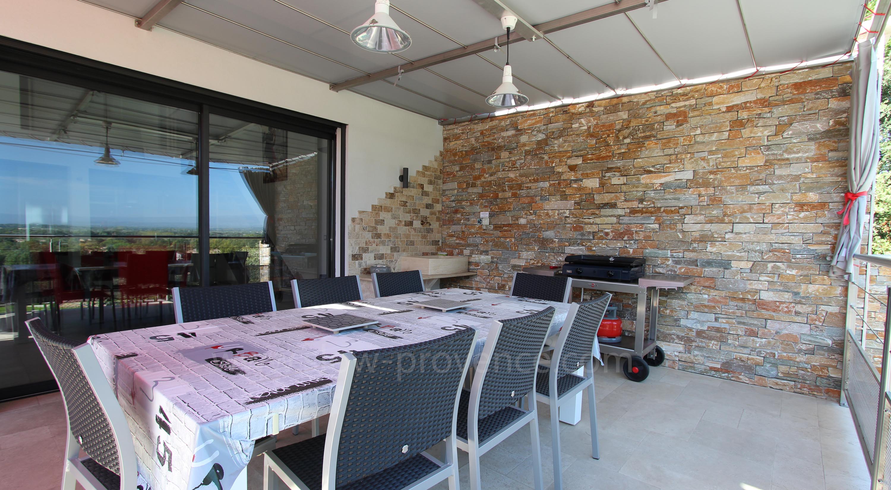 Terrasse ombragée par une tonnelle