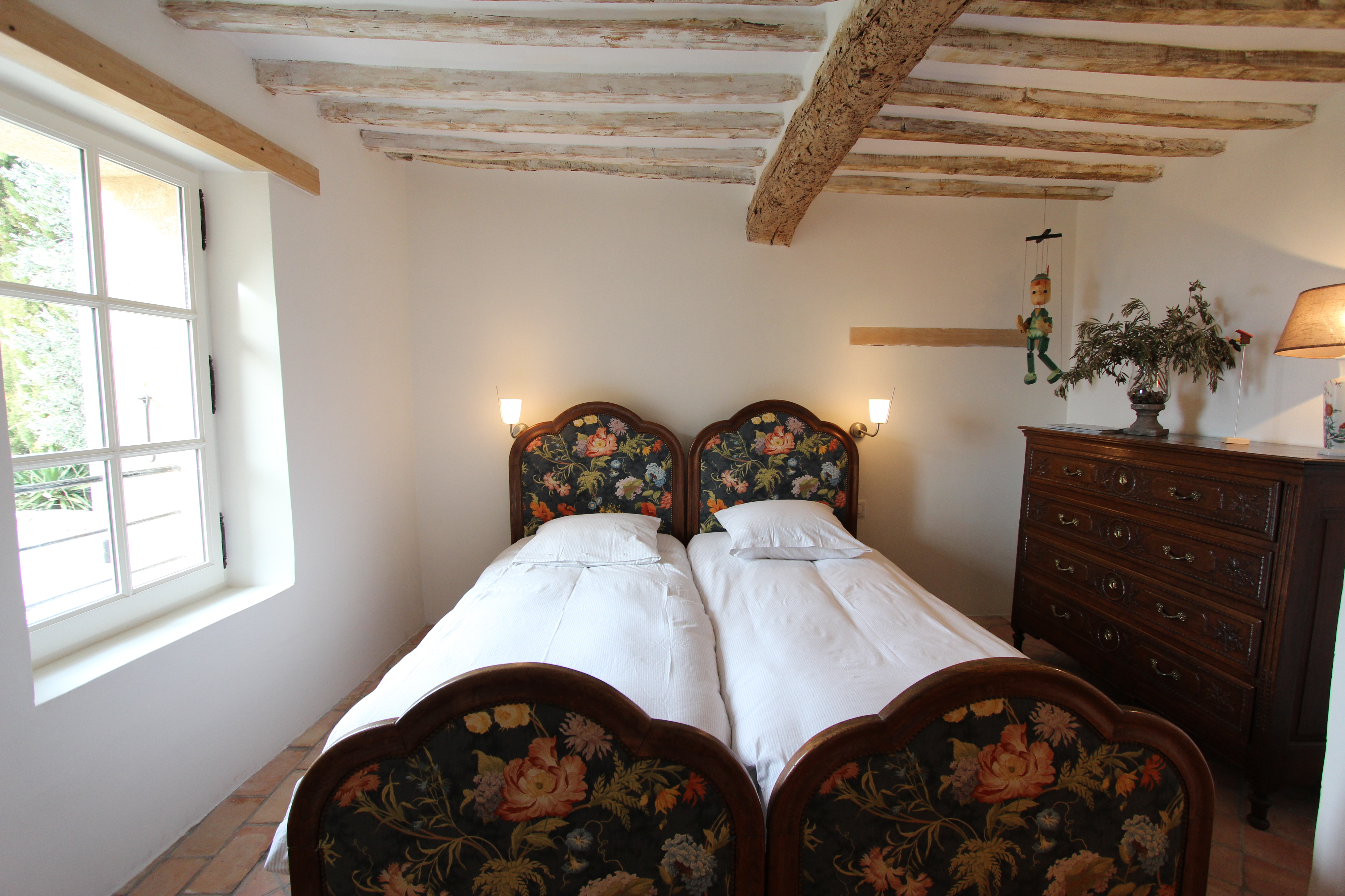 Chambre 2 avec de lits simples