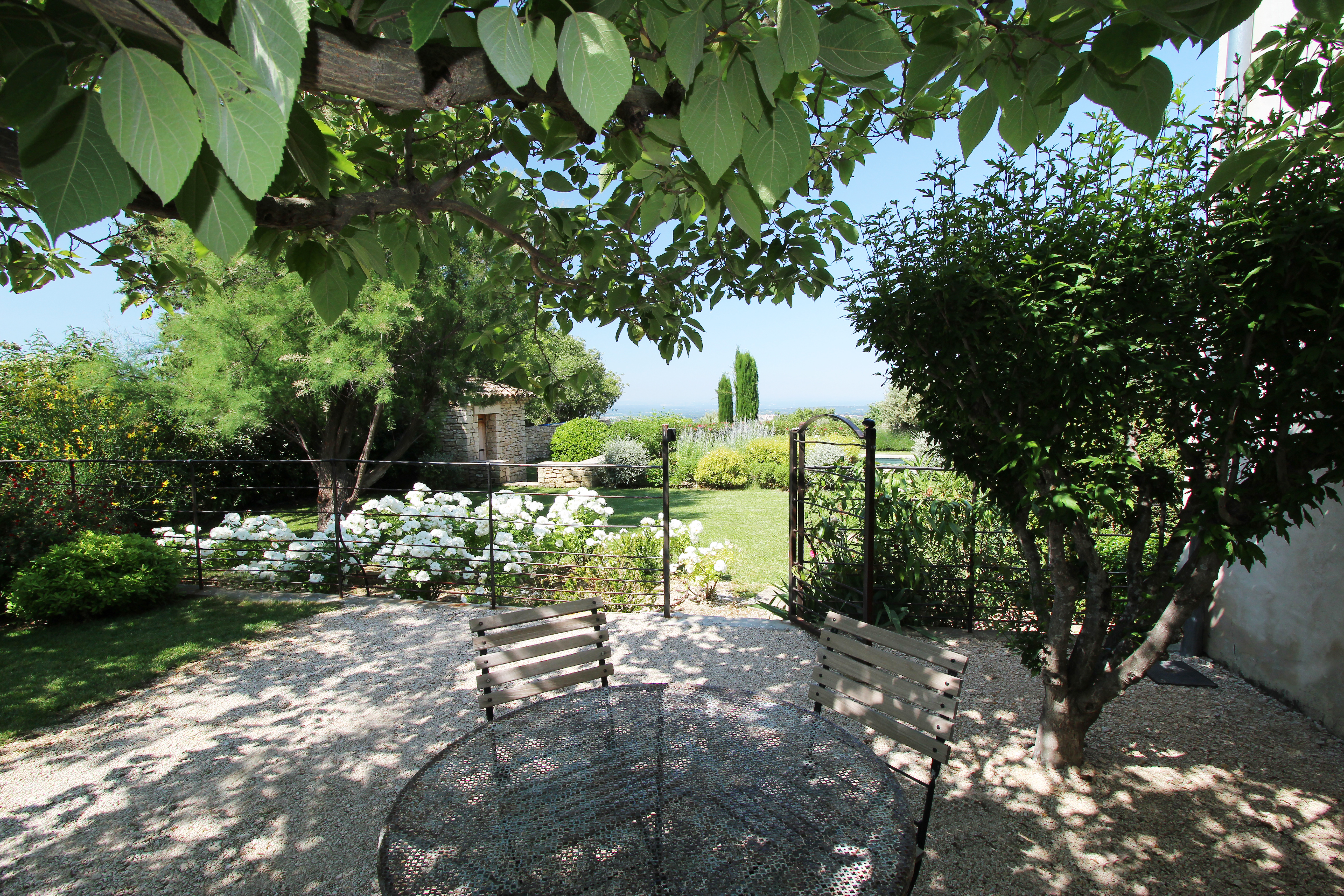 Petit-déjeuner dans le jardin...