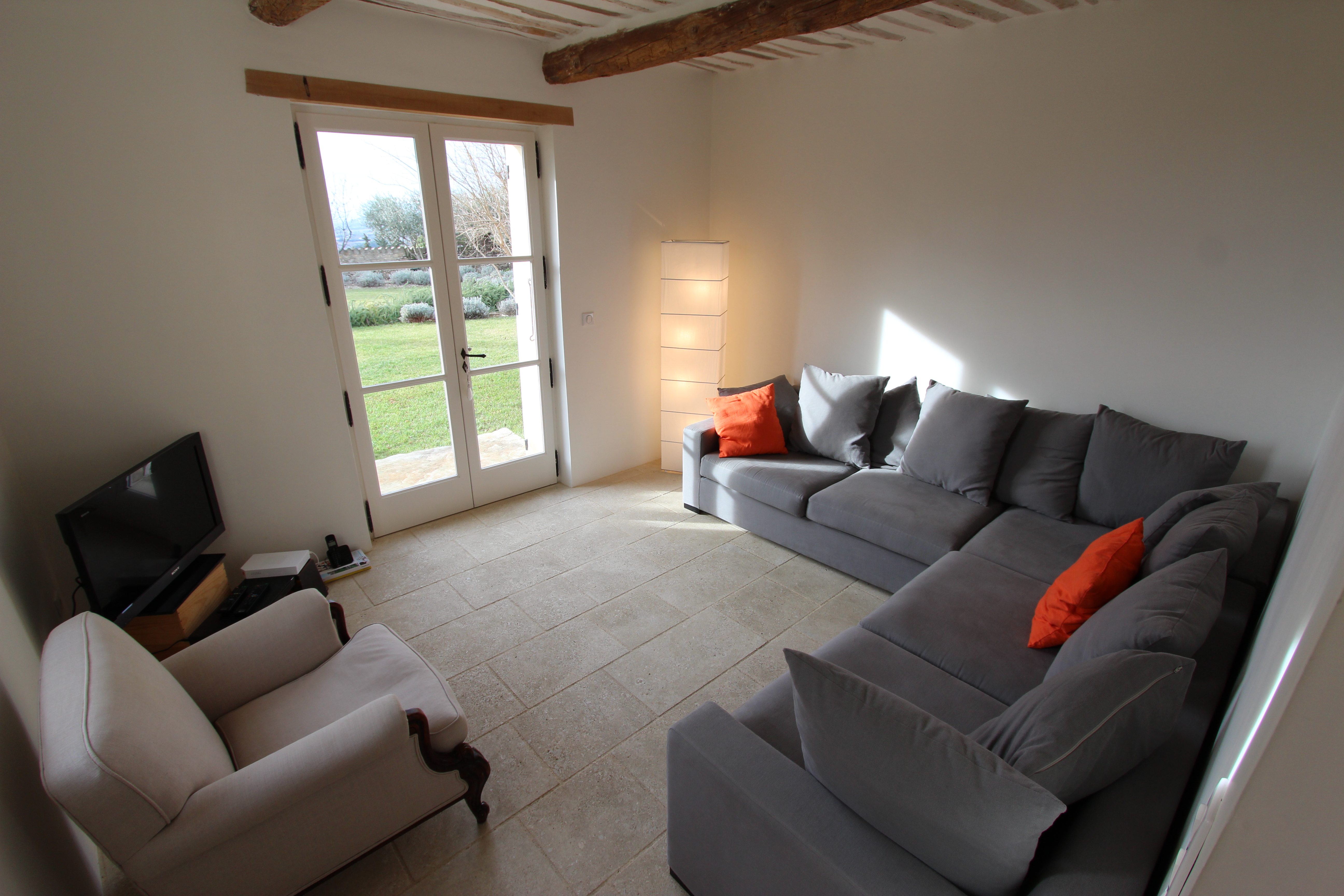 Salon TV avec vue sur le jardin