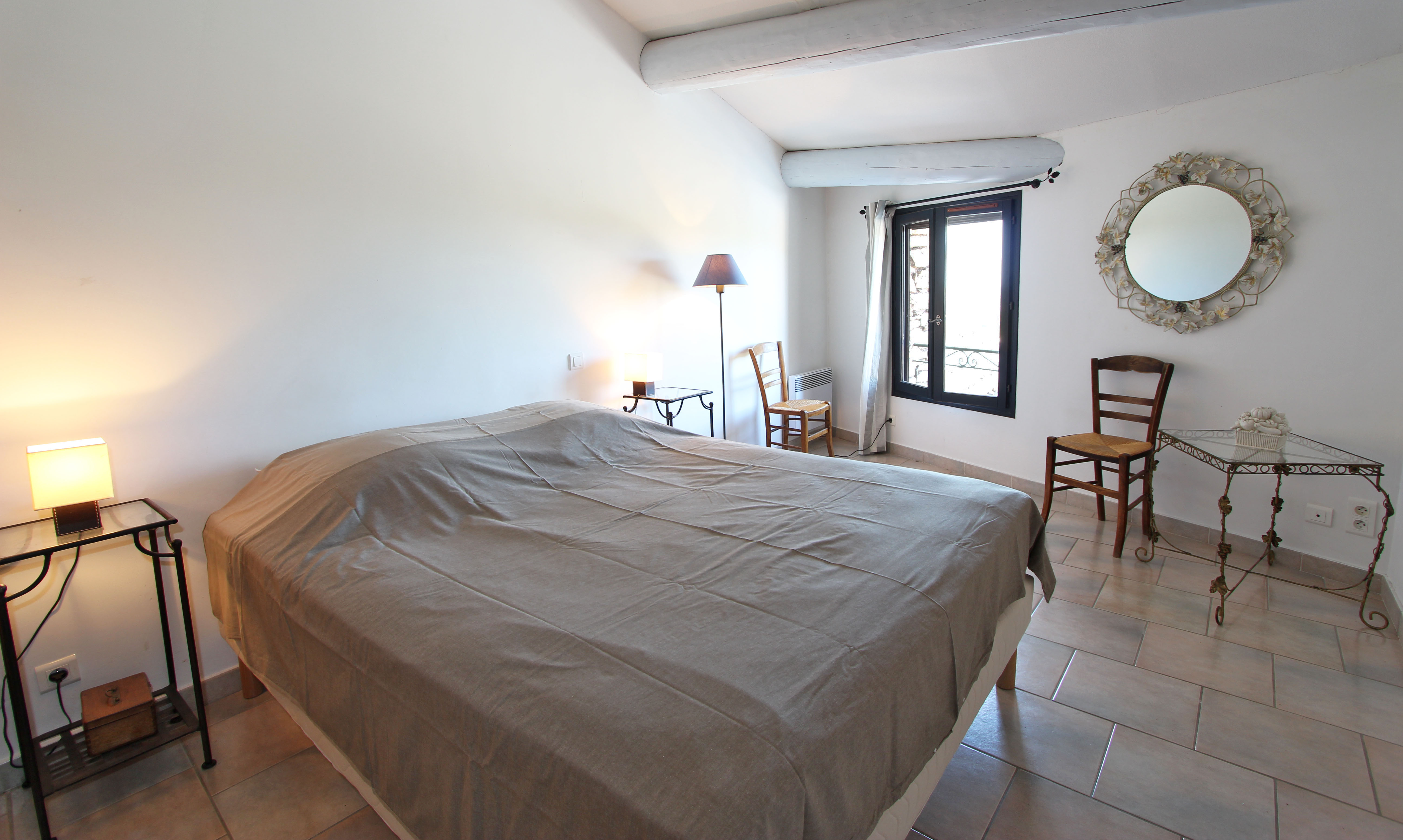 Chambre avec grand lit double