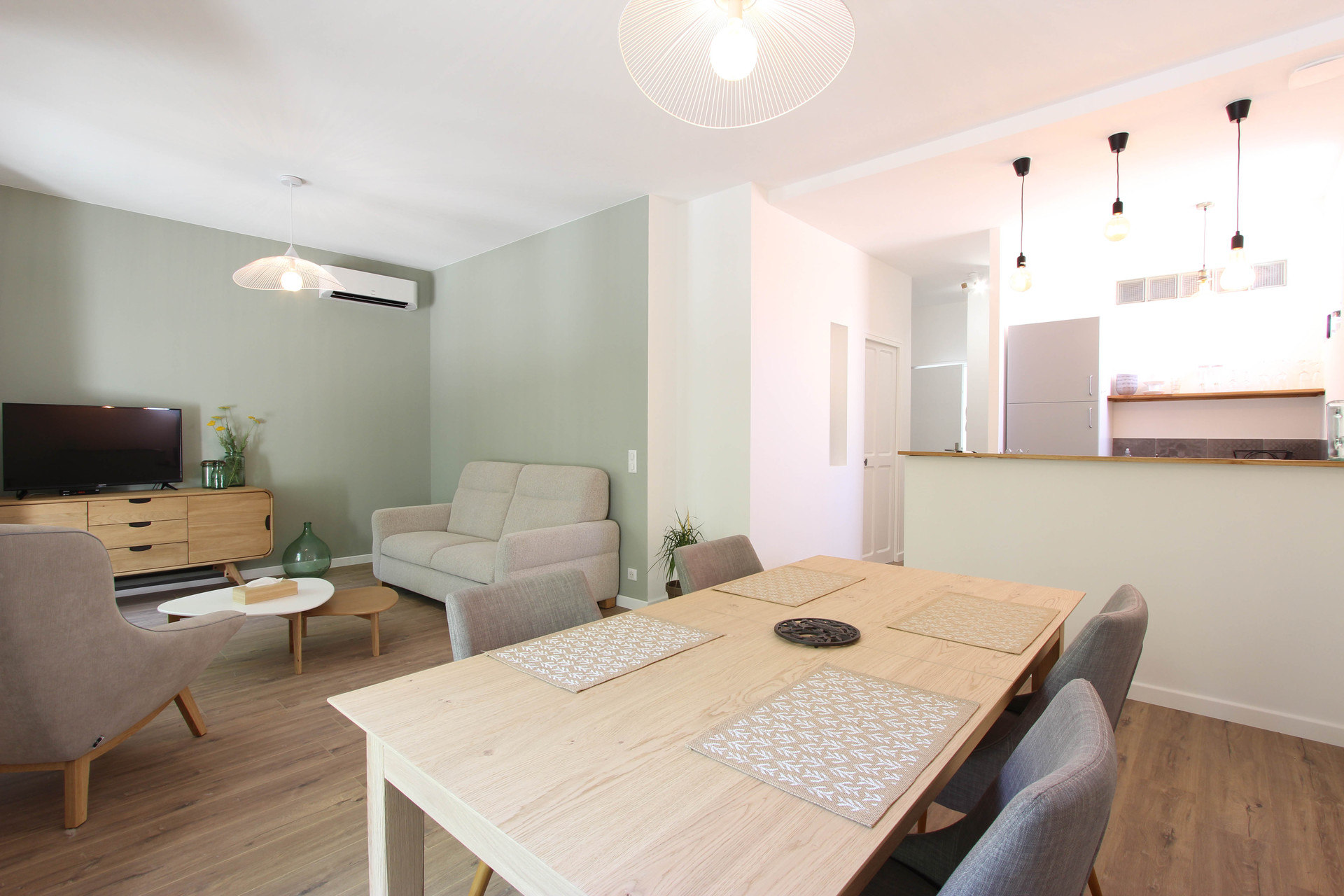 Coin TV et cuisine ouverte