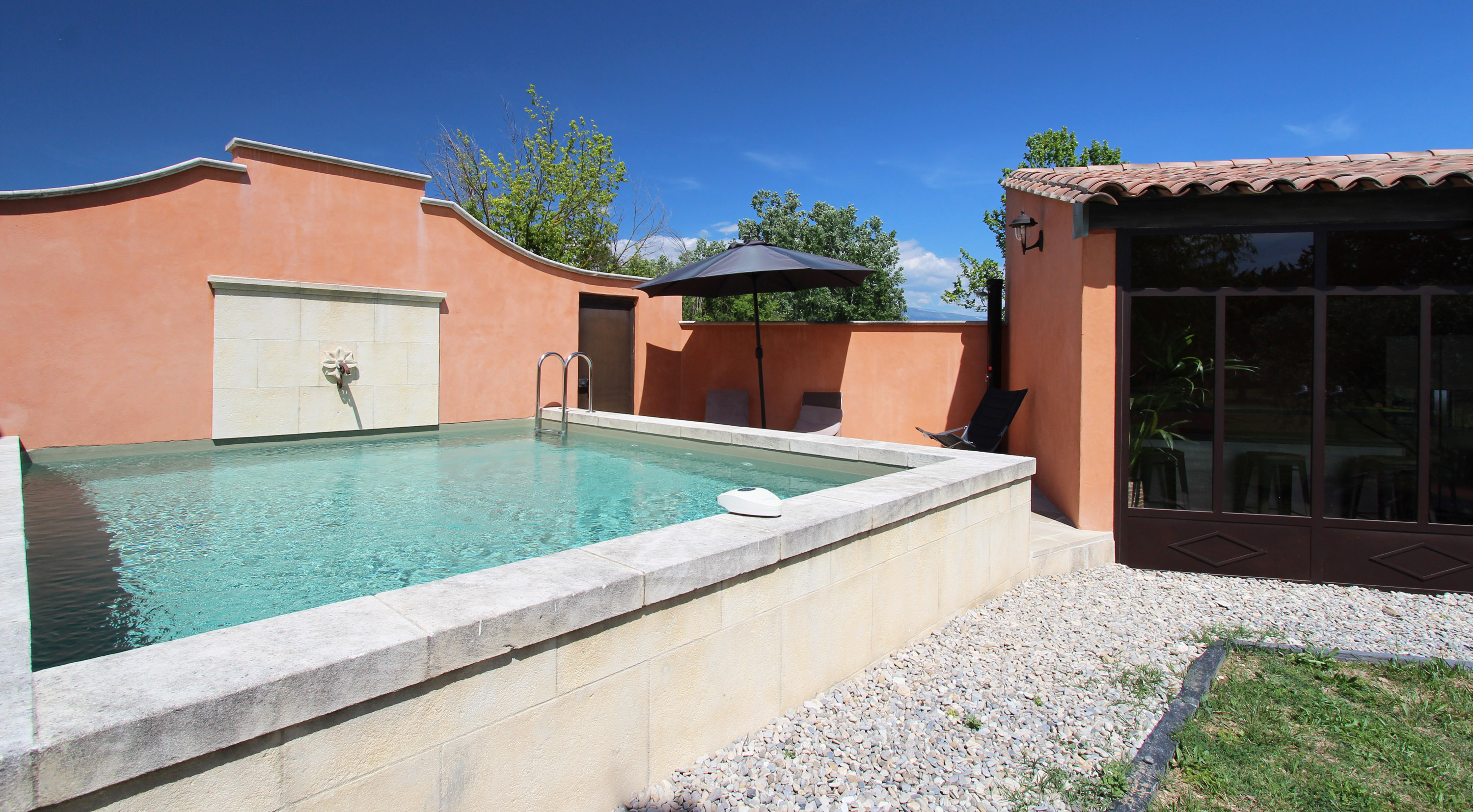 Pool, fountain and summer kitchen