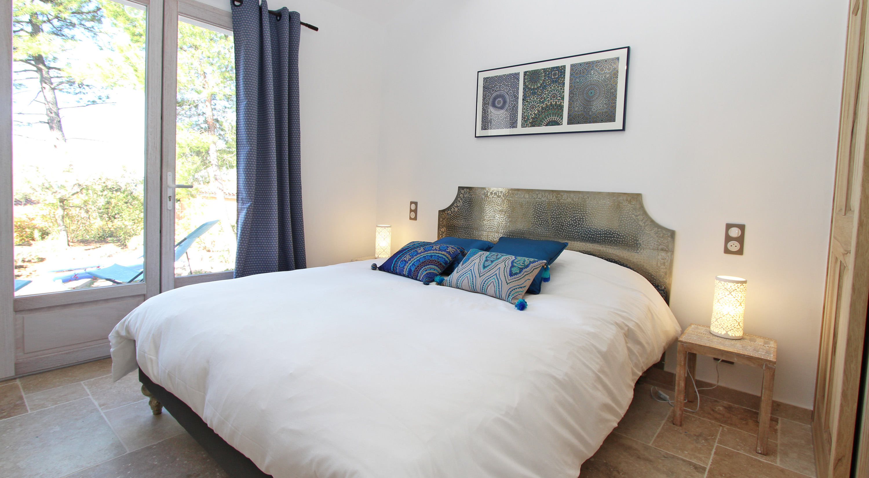 Chambre parentale avec vue sur la piscine...