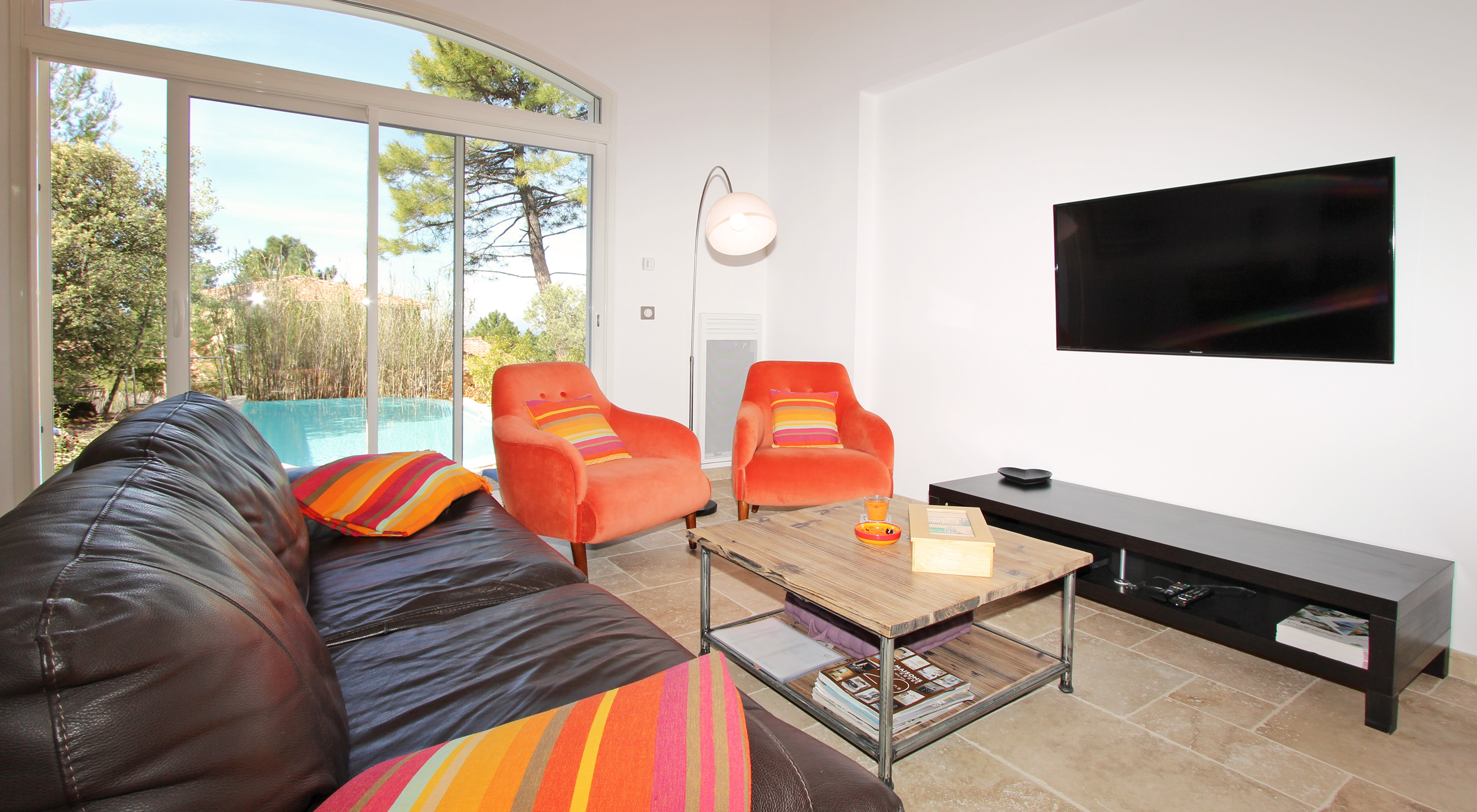 Coin salon avec vue sur la piscine