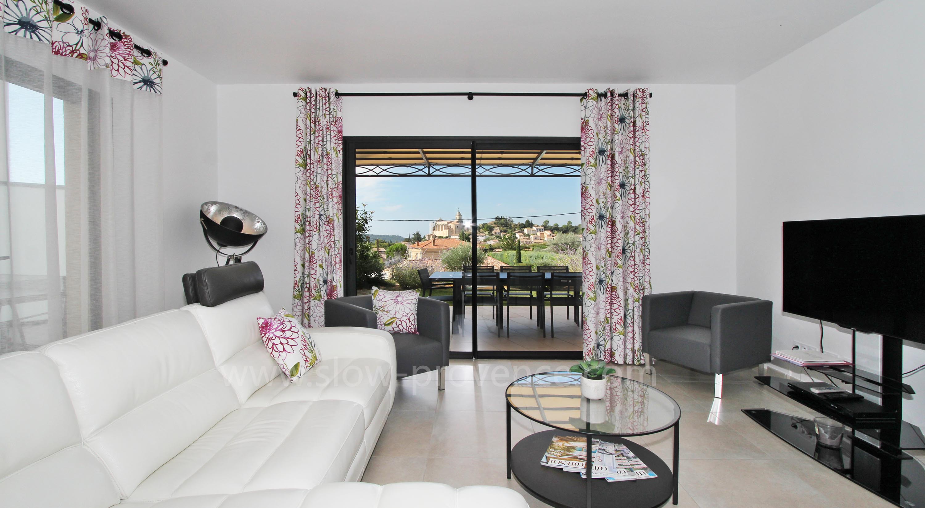 Salon avec vue sur le village