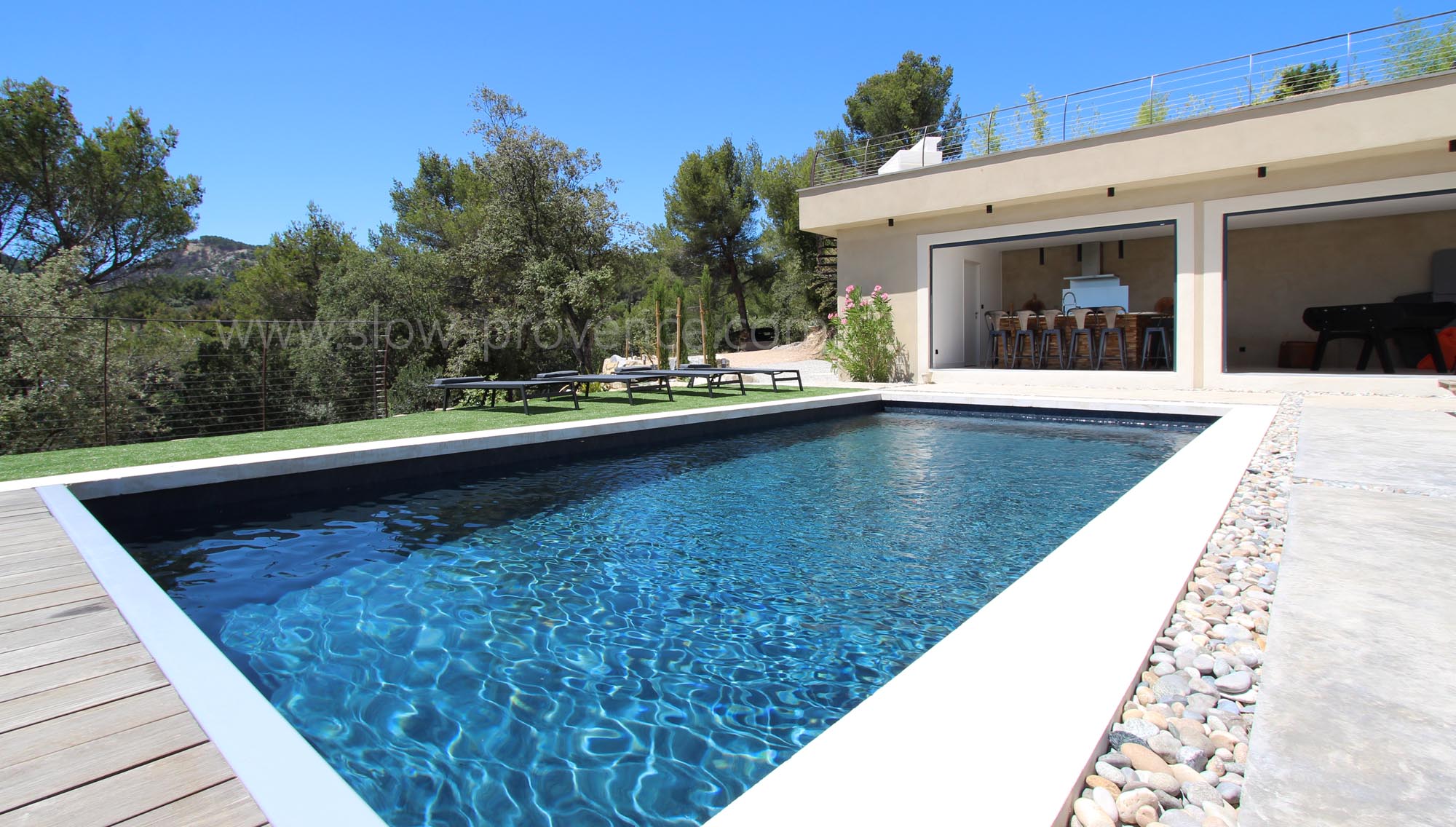 Un grand pool-house équipé
