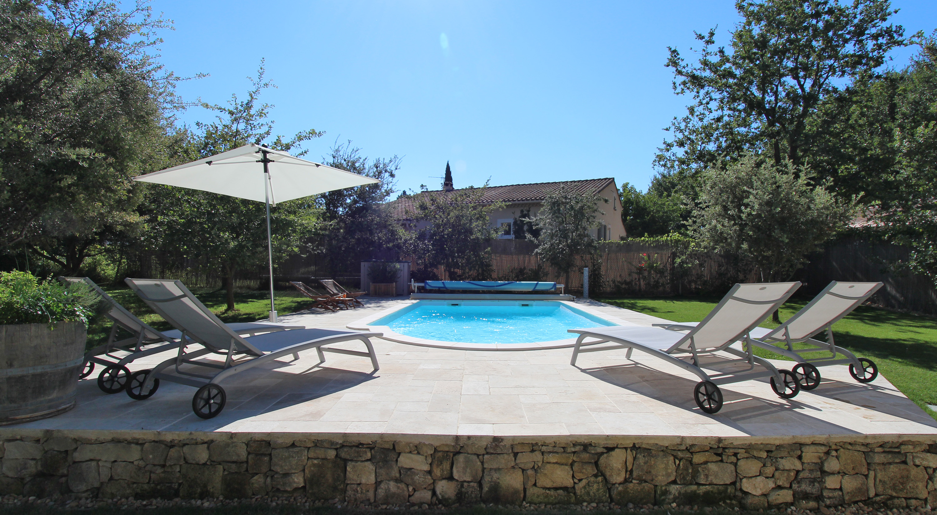 Piscine sécurisée par une bâche à barres