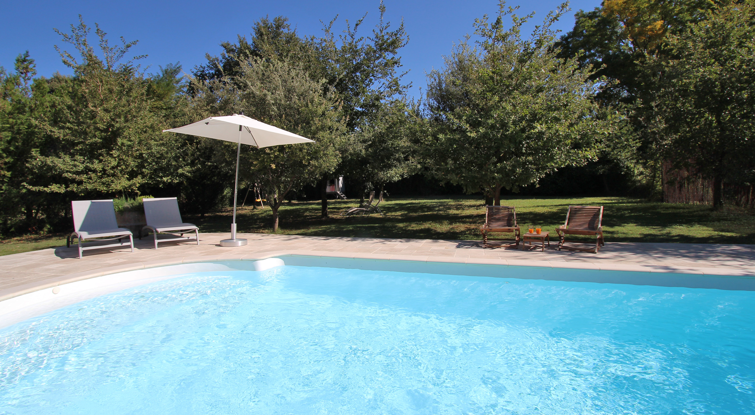 Grand jardin clôturé avec jeux pour enfants