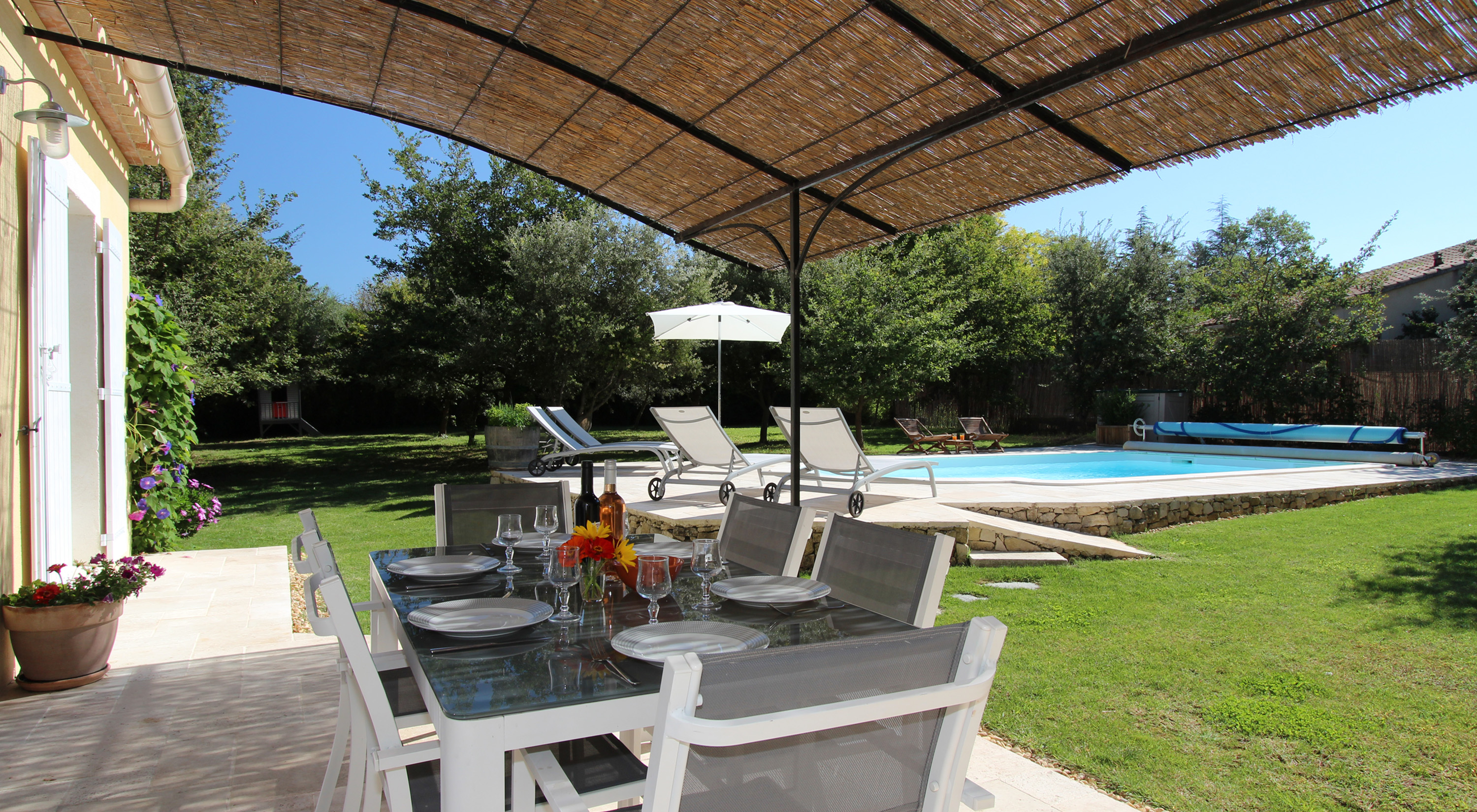 Agréable terrasse à l'ombre de la tonnelle