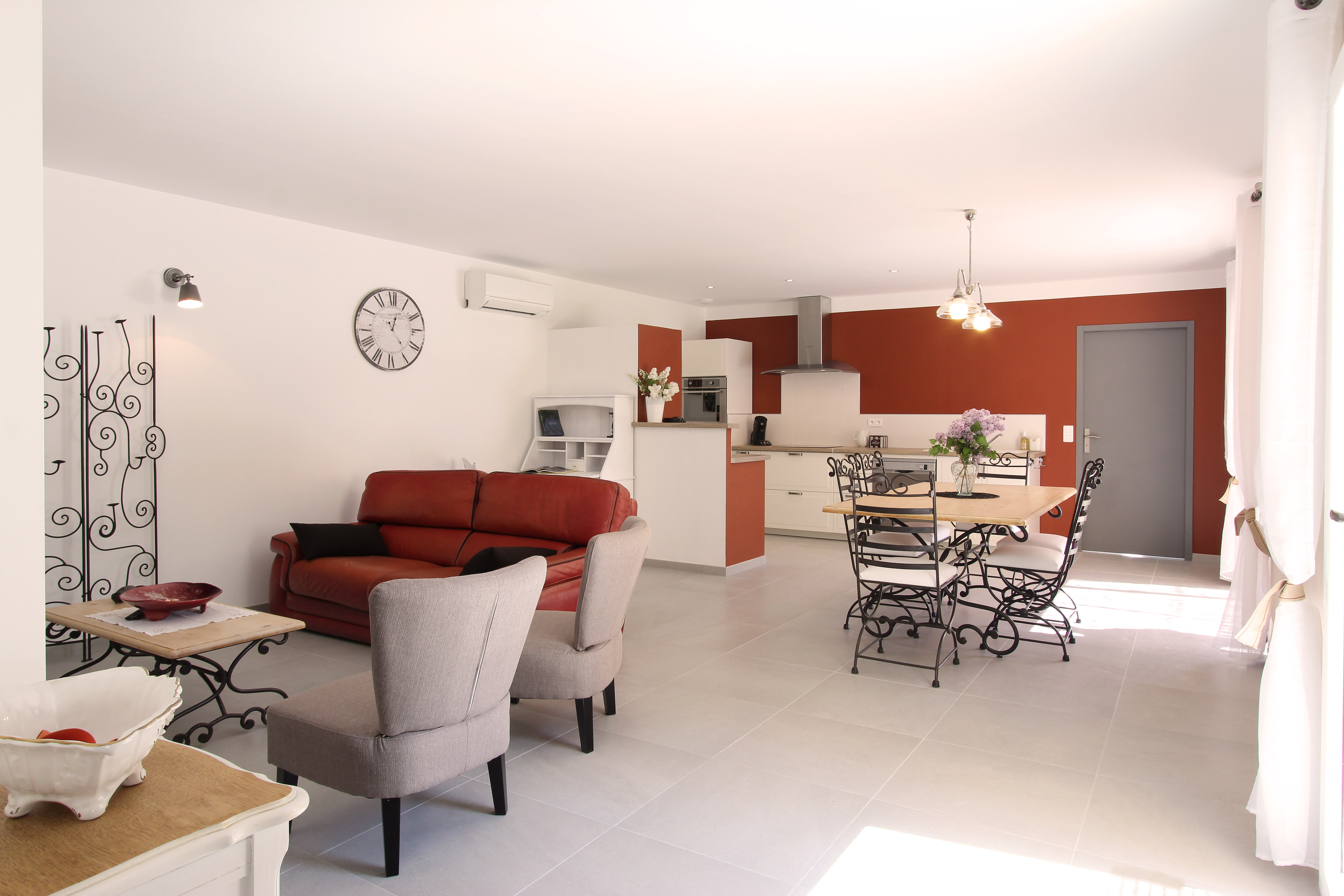 Coin salon et espace repas