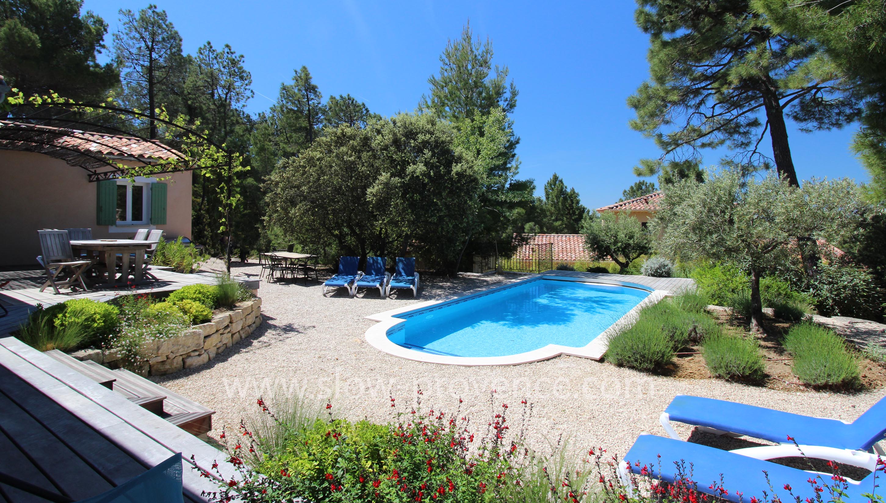 Piscine sécurisée par un volet électrique