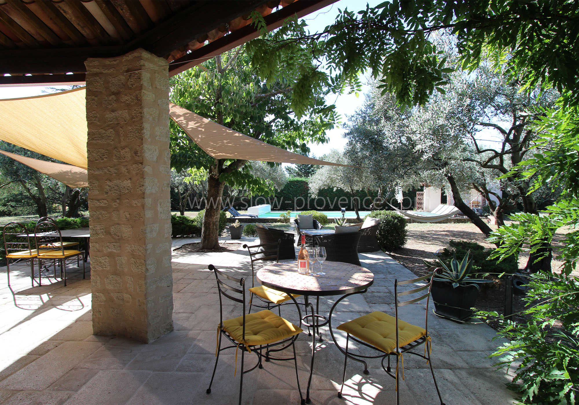 Terrasse avec vue piscine