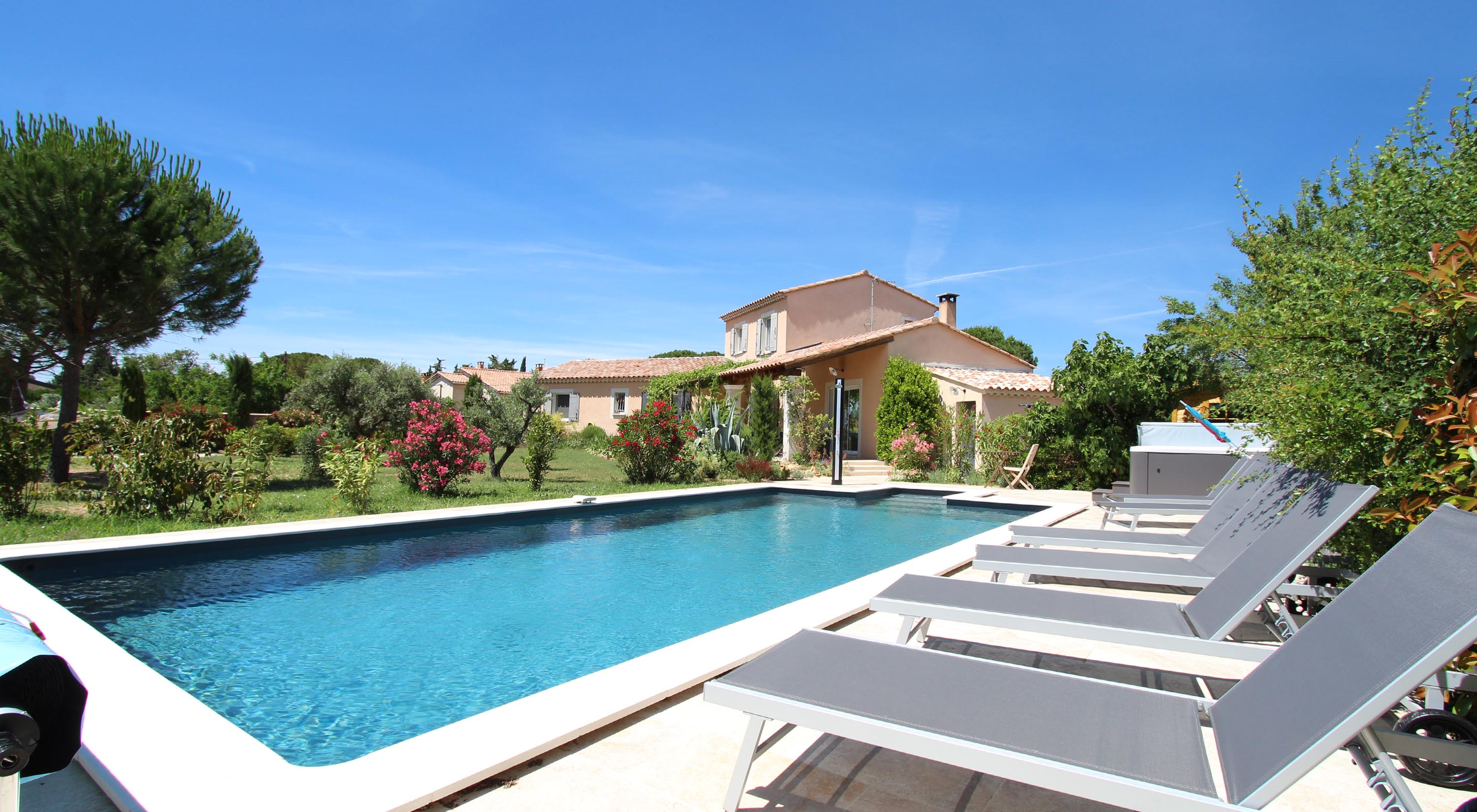 Piscine chauffée 10X5m avec jacuzzi